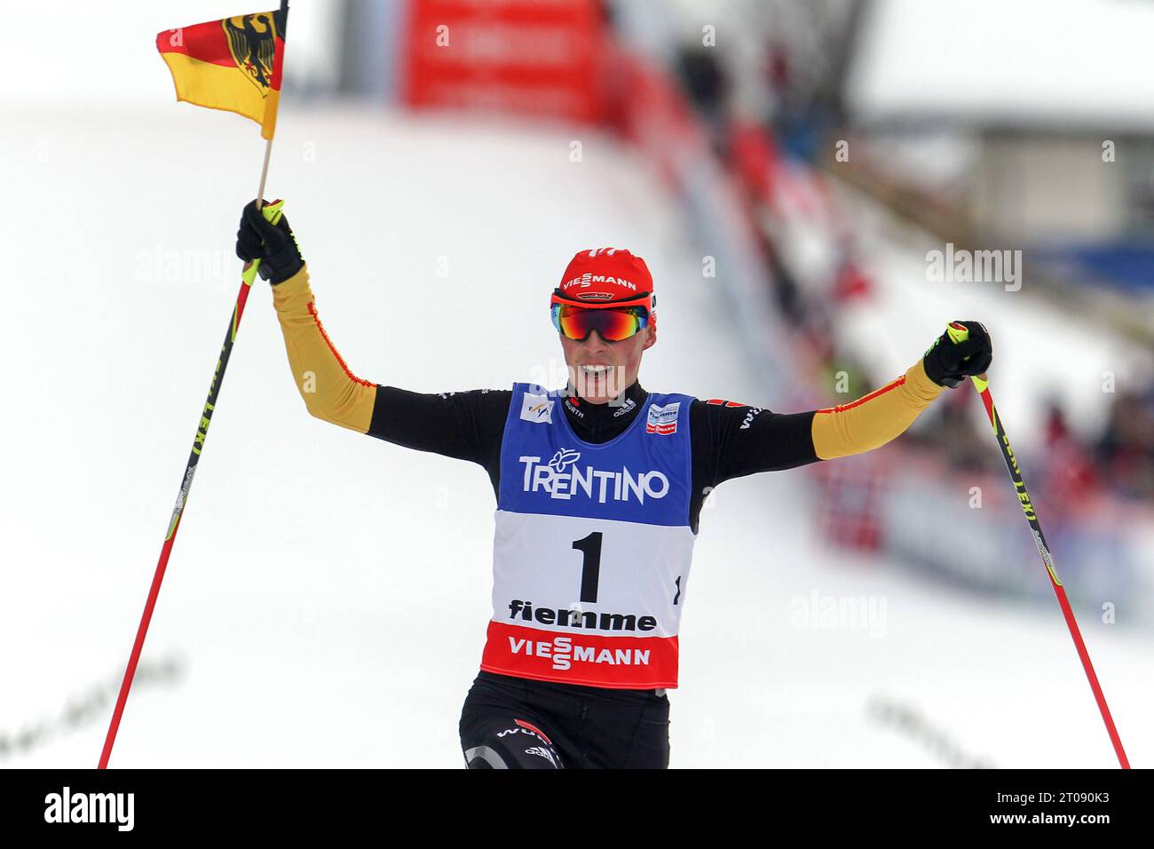 FIS NORDISCHE SKIWELTMEISTERSCHAFT 2013 Nordi kombinierte Herren Eric Frenzel gewinnt die Goldmedaille in der Nordischen Kombination Eric Frenzel Sieger mit Deutschalndfahne FIS NORDISCHE SKIWELTMEISTERSCHAFT Nordische Kombination Gundersen LH in Val di Fiemme, Italien am 28.02.2013 Stockfoto