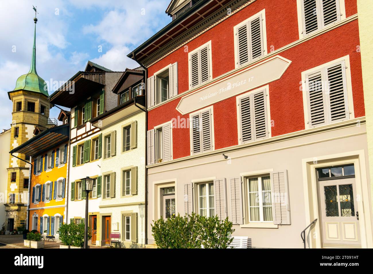 Farbenfrohe traditionelle Gebäude am Niklaus Thut Platz in der Altstadt von Zofingen, Aargau, Schweiz. Stockfoto