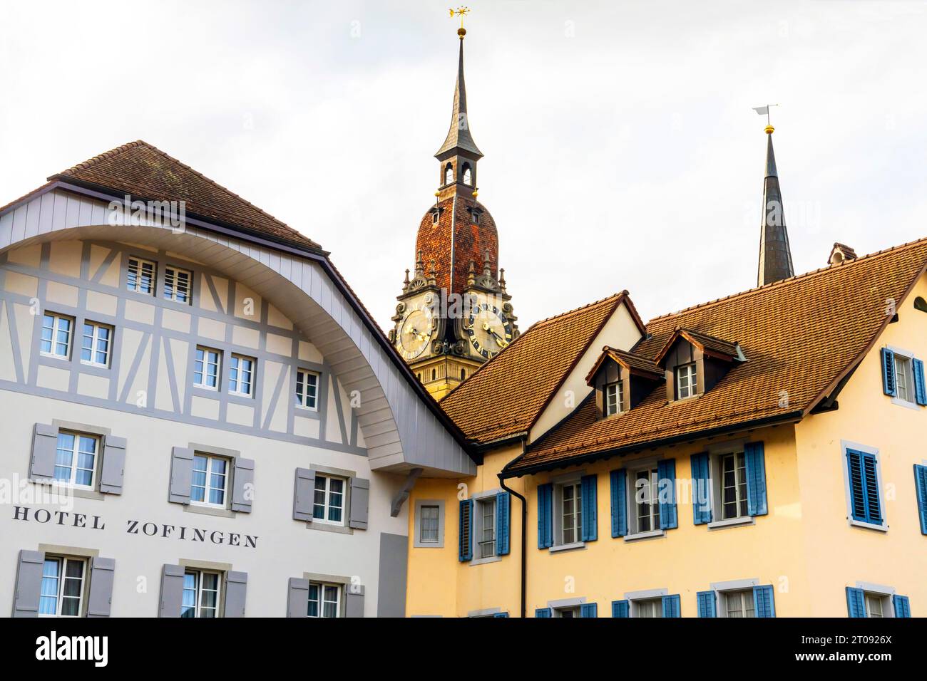 Stadtbild und Uhrenturm der Stadtkirche in der Altstadt von Zofingen, Kanton Aargau, Schweiz. Stockfoto