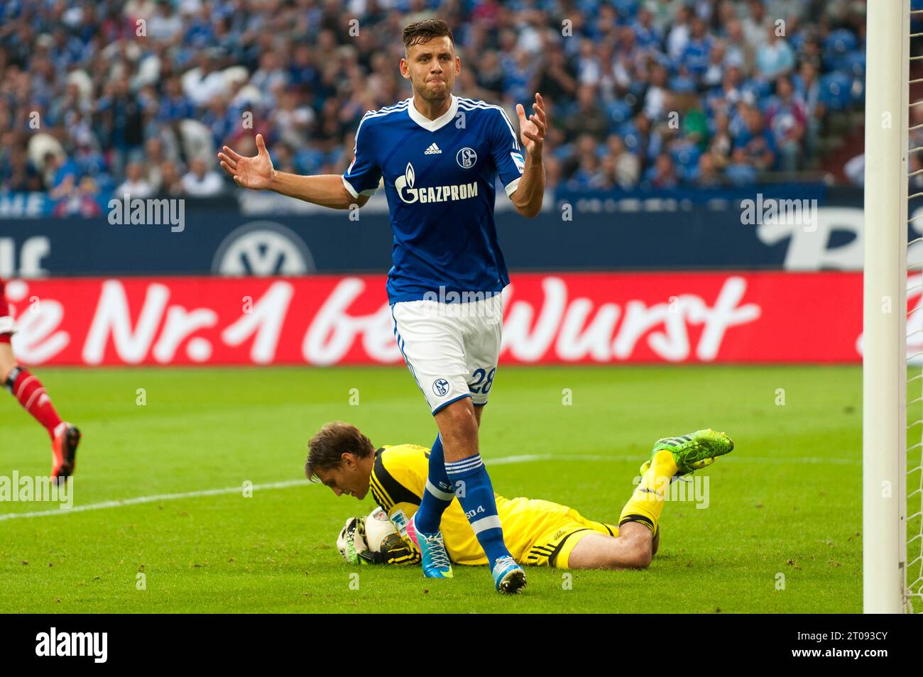 Rene Adler Torwart Aktion gegen Adam Szalai (28) FC Schalke 04 - Hamburger SV 3:3 Fußball Bundesliga in Gelsenkirchen, Deutschland am 11.08.2013 Stockfoto