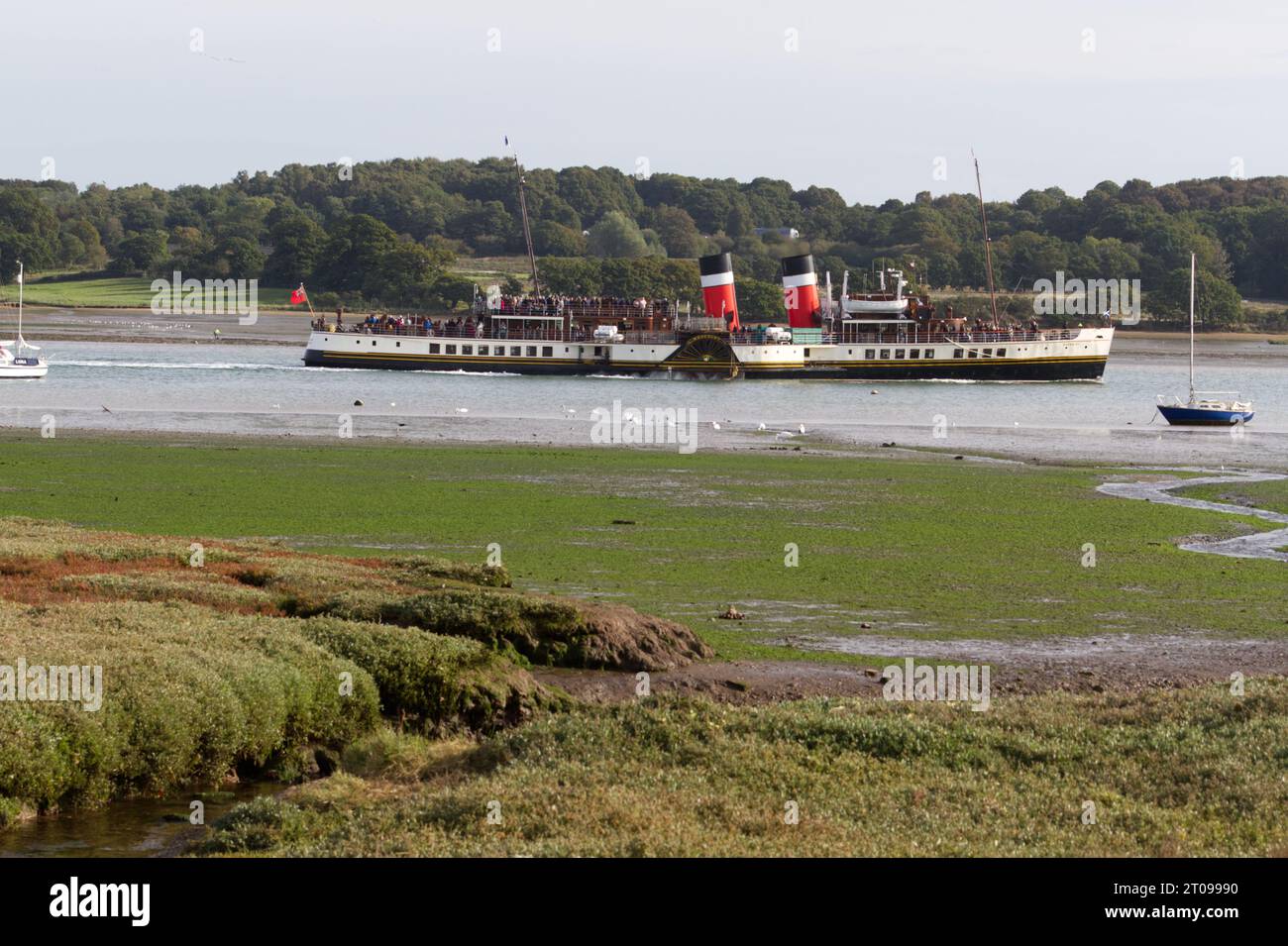 Ipswich, Großbritannien. Oktober 2023. Paddeldampfer Waverley auf dem Fluss Orwell in der Nähe von Ipswich auf dem Weg nach Clacton heute Morgen. Dies ist Teil von Waverleys Ausflügen in London und die Themse in diesem Herbst. Waverley ist der letzte Raddampfer, der Passagiere in der Welt mitnimmt. Credit:Eastern Views/Alamy Live News Stockfoto