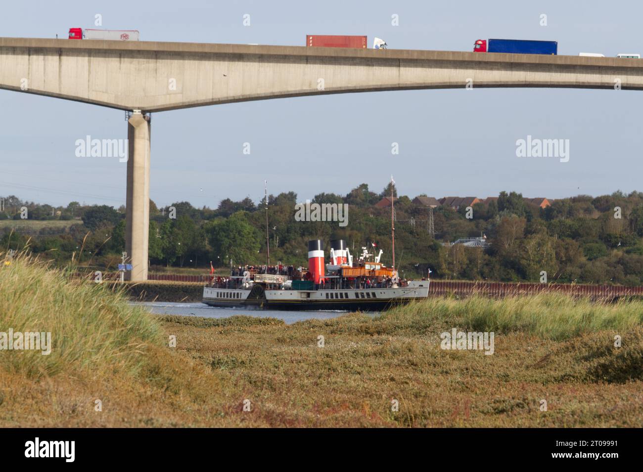 Ipswich, Großbritannien. Oktober 2023. Paddeldampfer Waverley auf dem Fluss Orwell in der Nähe von Ipswich auf dem Weg nach Clacton heute Morgen. Dies ist Teil von Waverleys Ausflügen in London und die Themse in diesem Herbst. Waverley ist der letzte Raddampfer, der Passagiere in der Welt mitnimmt. Credit:Eastern Views/Alamy Live News Stockfoto