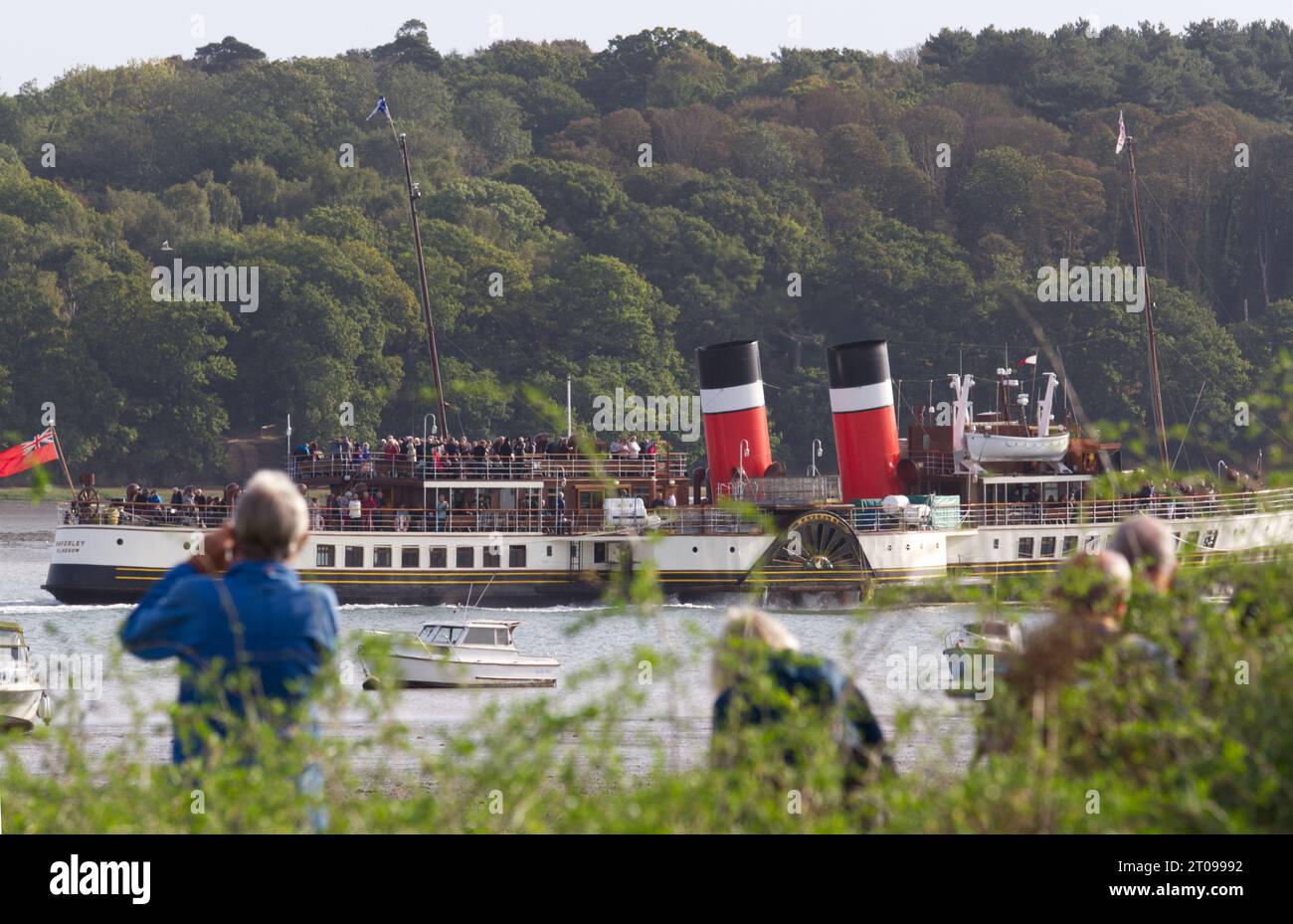 Ipswich, Großbritannien. Oktober 2023. Paddeldampfer Waverley auf dem Fluss Orwell in der Nähe von Ipswich auf dem Weg nach Clacton heute Morgen. Dies ist Teil von Waverleys Ausflügen in London und die Themse in diesem Herbst. Waverley ist der letzte Raddampfer, der Passagiere in der Welt mitnimmt. Credit:Eastern Views/Alamy Live News Stockfoto