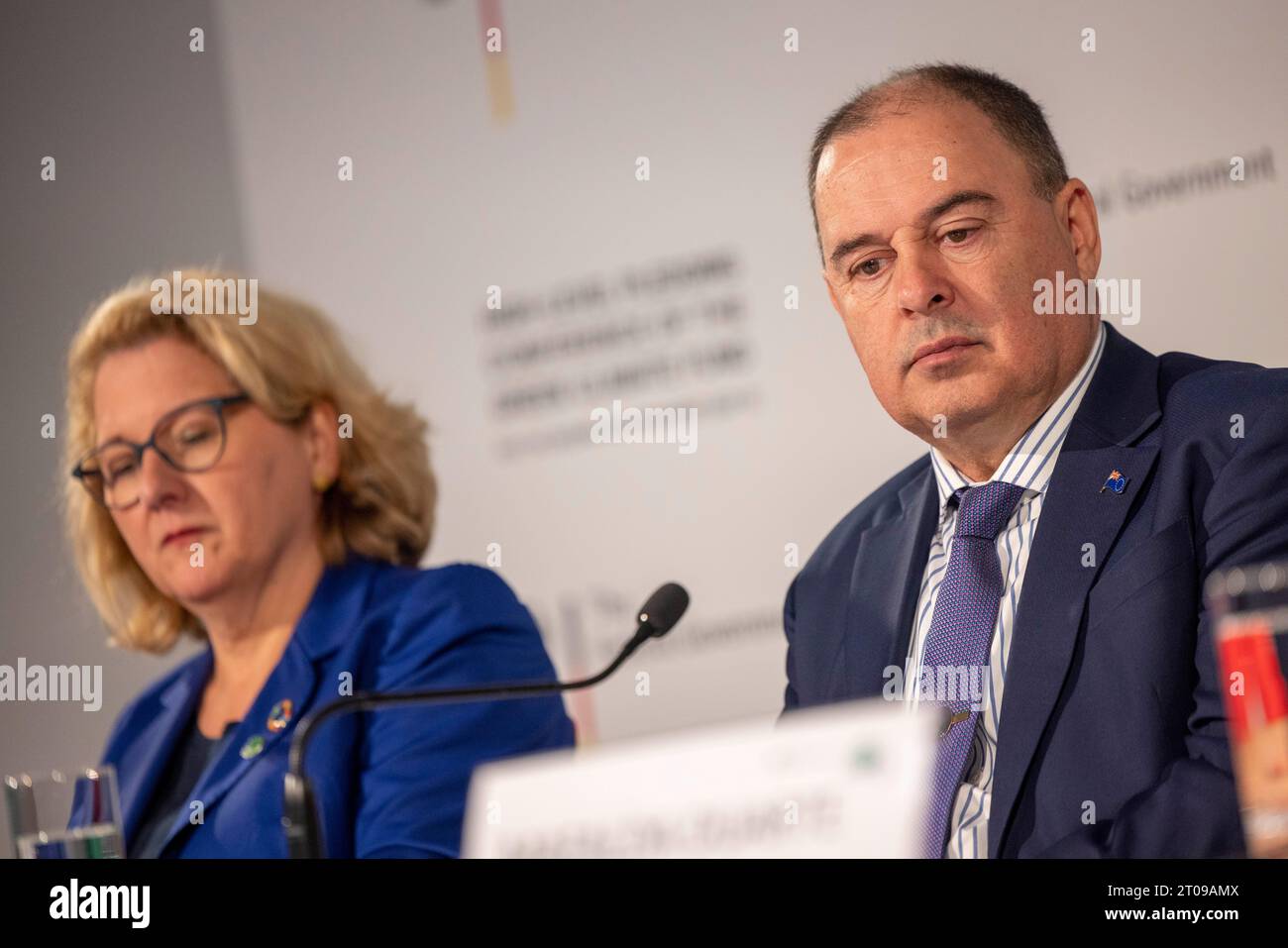 Bonn, Deutschland. Oktober 2023. Svenja Schulze (SPD) Bundesministerin für wirtschaftliche Zusammenarbeit und Entwicklung sitzt neben Mark Brown, Premierminister der Cookinseln im Südpazifik, auf der Pressekonferenz zur internationalen Nachschubkonferenz für den Grünen Klimafonds. Ziel der Konferenz ist es, Aufmerksamkeit für den internationalen Klimaschutz zu wecken und Zusagen für den Fonds für die Jahre 2024 bis 2027 zu mobilisieren. Quelle: Thomas Banneyer/dpa/Alamy Live News Stockfoto