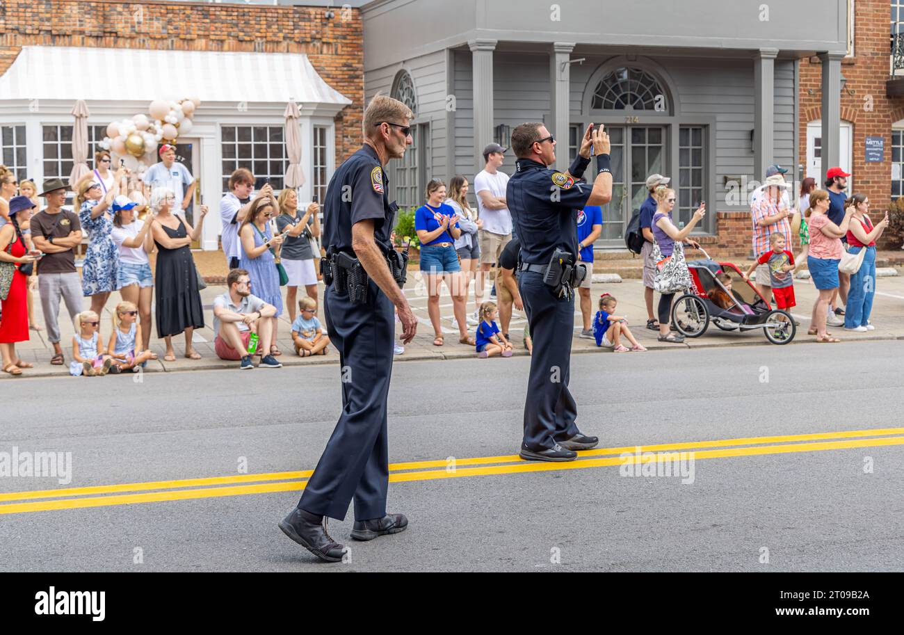 Zwei franklin Polizisten, die den Verkehr für die franklin Rodeo Parade leiten Stockfoto