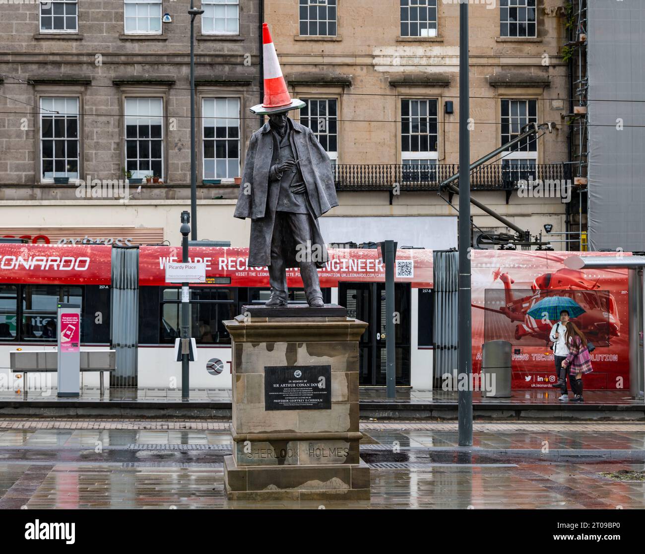 Picardy Place, Edinburgh, Schottland, Großbritannien. Sherlock Holmes Statue mit Verkehrskegel: Die neu renovierte und wieder installierte Statue hat einen Verkehrskegel auf dem Kopf. Quelle: Sally Anderson/Alamy Live News Stockfoto