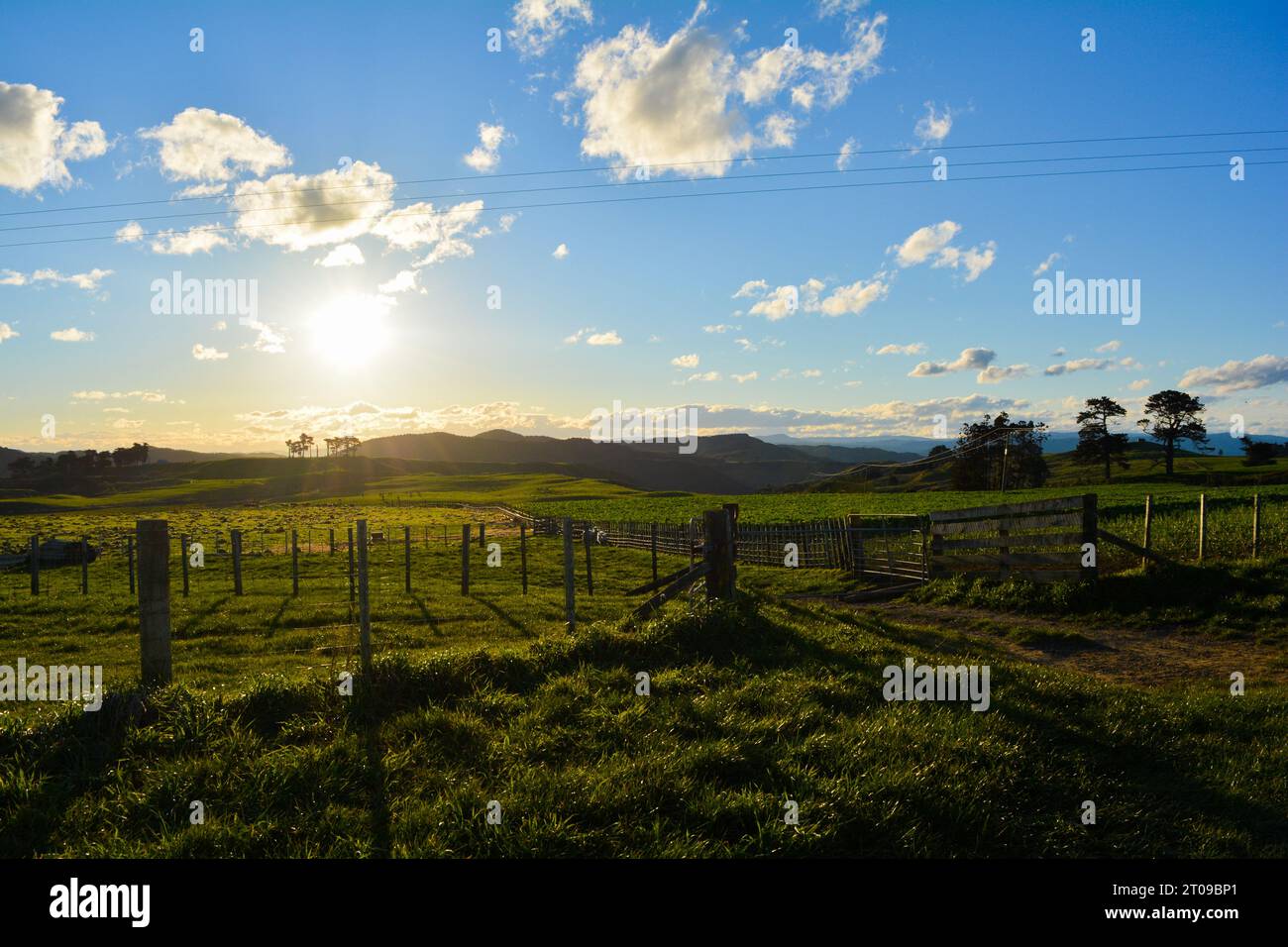 Sonnenuntergang Neuseeland. Die Sonne scheint hinter den Bergen am Horizont. Stockfoto