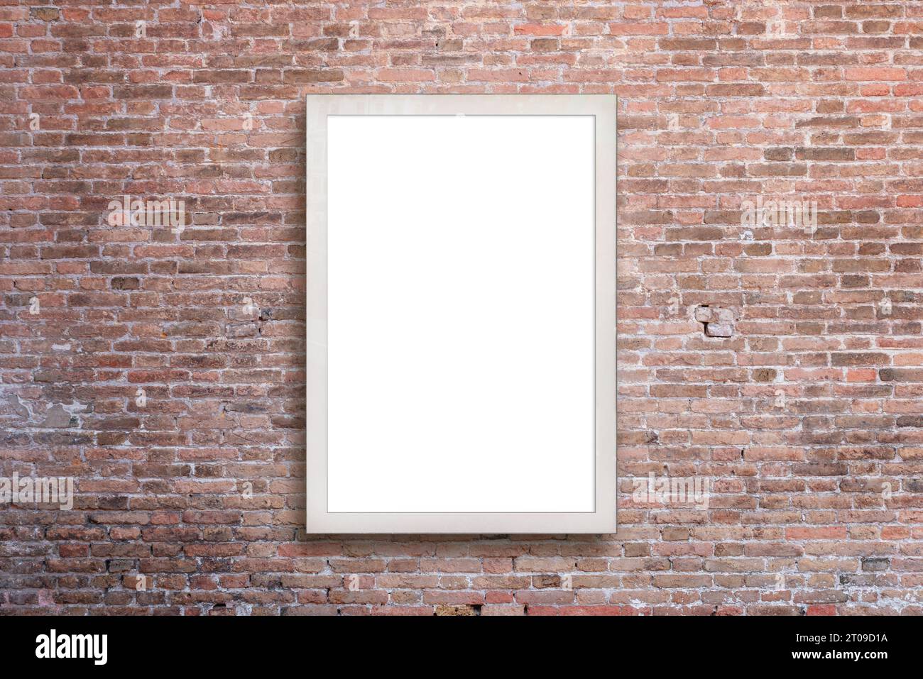 Vertikale Plakatwand an einer Ziegelwand, die eine isolierte Oberfläche bietet, die perfekt für die Präsentation von Mockups und die Werbung für Designs ist Stockfoto