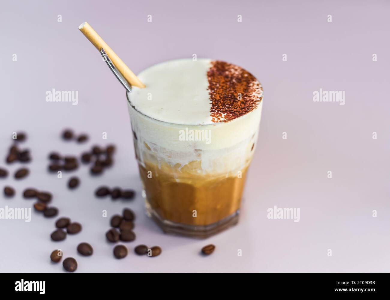 Vietnamesischer gesalzener Kaffee mit salziger Käsecreme (Ca phe muoi) gegen grüne Blätter Stockfoto