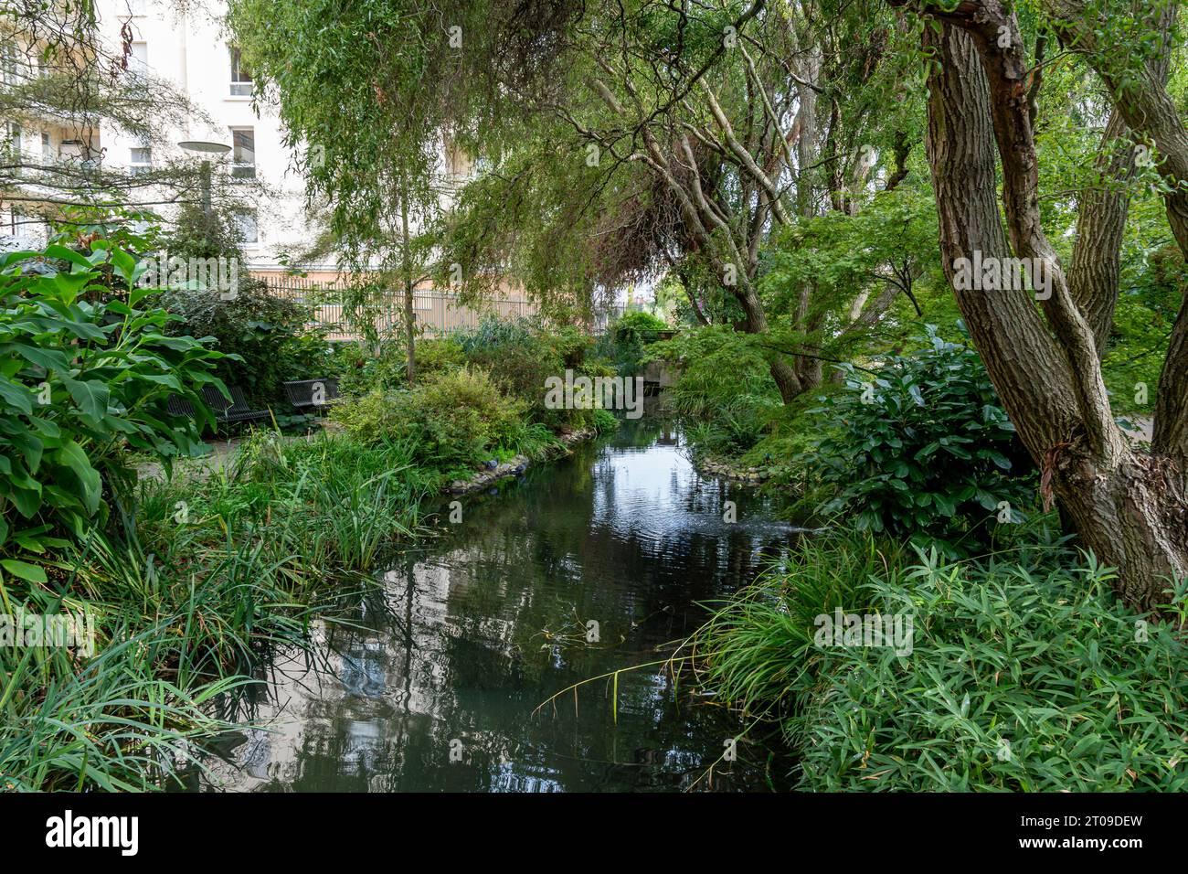 Blick auf den Verlauf des Bièvre-Flusses, der kurz unter freiem Himmel in der Stadt Cachan, Frankreich, fließt Stockfoto