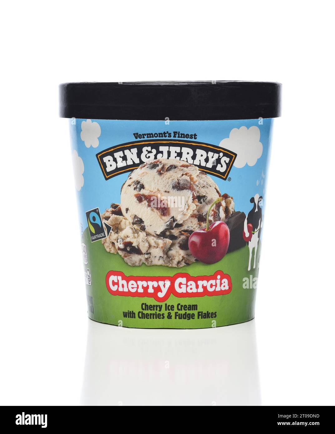 IRVINE, KALIFORNIEN - 4. OCT 2023: Ein Karton mit Ben and Jerrys Cherry Garcia Ice Cream. Stockfoto