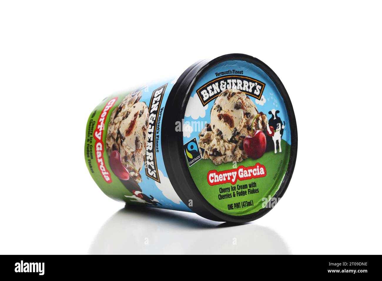 IRVINE, KALIFORNIEN - 4. OCT 2023: Ein Karton mit Ben and Jerrys Cherry Garcia Ice Cream auf der Seite. Stockfoto