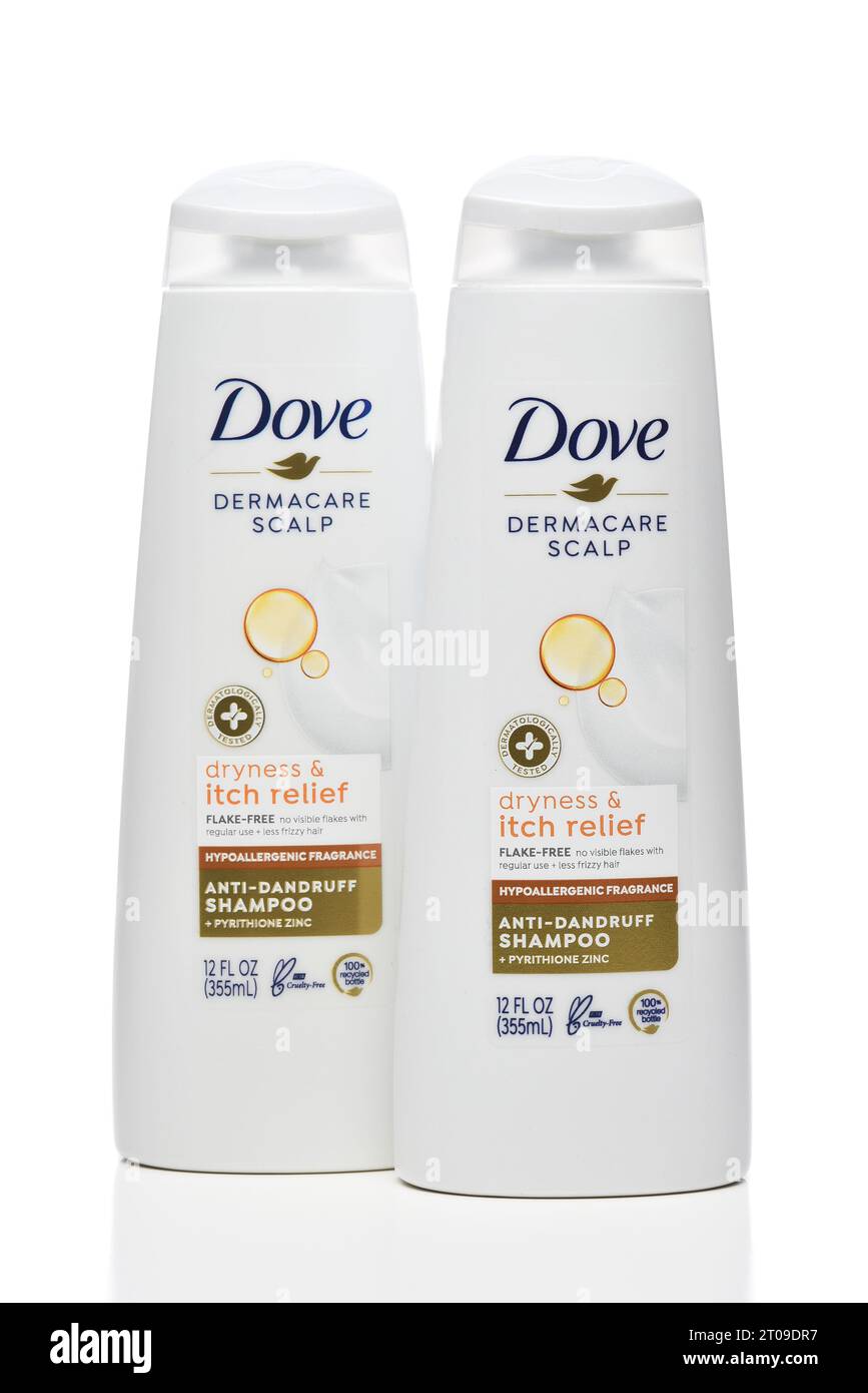 IRVINE, KALIFORNIEN - 4. Oktober 2023: Zwei Flaschen Dove Dermacare Scalp, Anit-Schuppen-Shampoo. Stockfoto