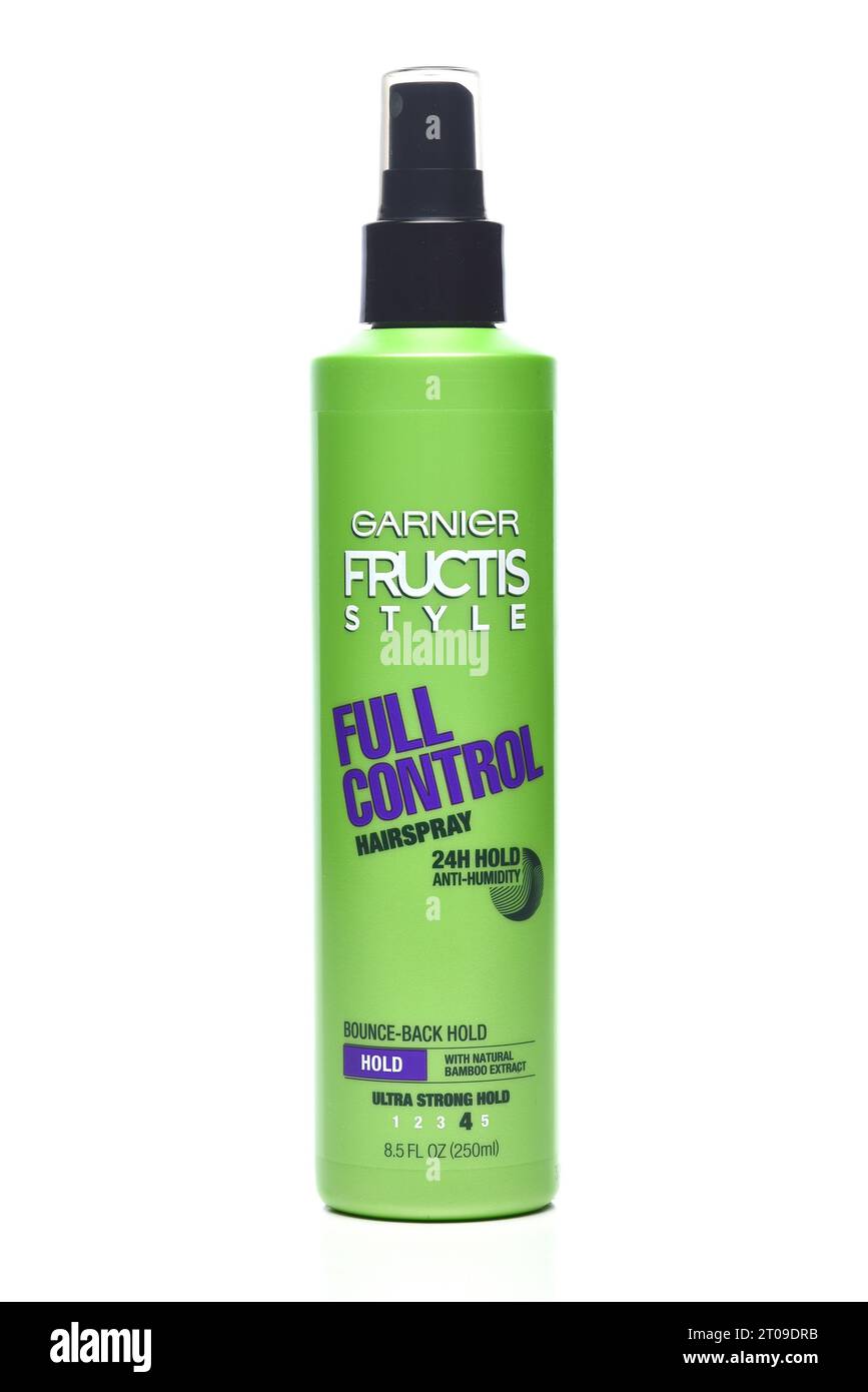 IRVINE, KALIFORNIEN - 4. OCT 2023: Eine Sprühpumpenflasche Garnier Fructis Full Control Hair Spray. Stockfoto