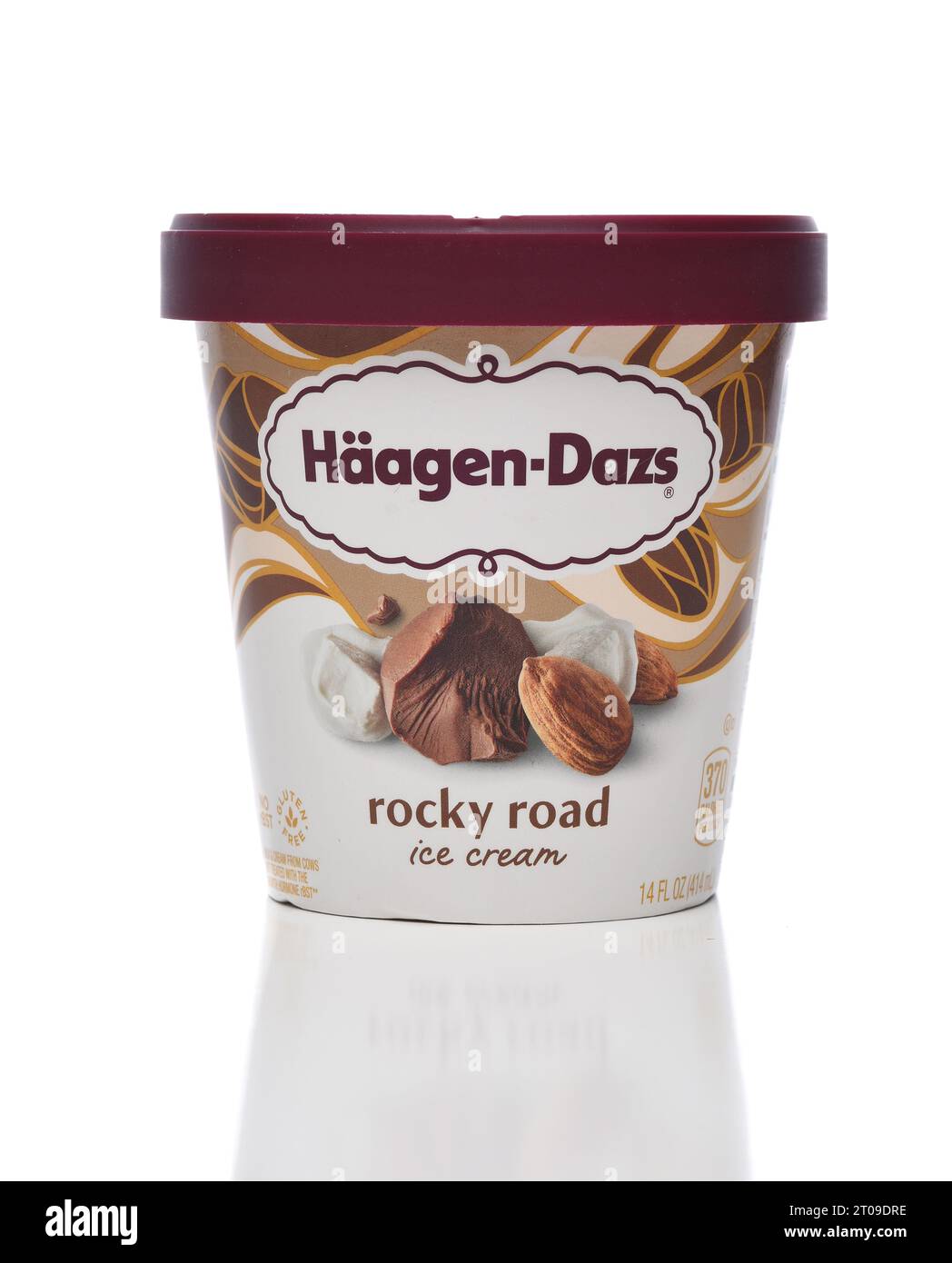 IRVINE, KALIFORNIEN - 4. OKT 2023: Eine Schachtel Haagen-Dazs Rocky Road Ice Cream. Stockfoto