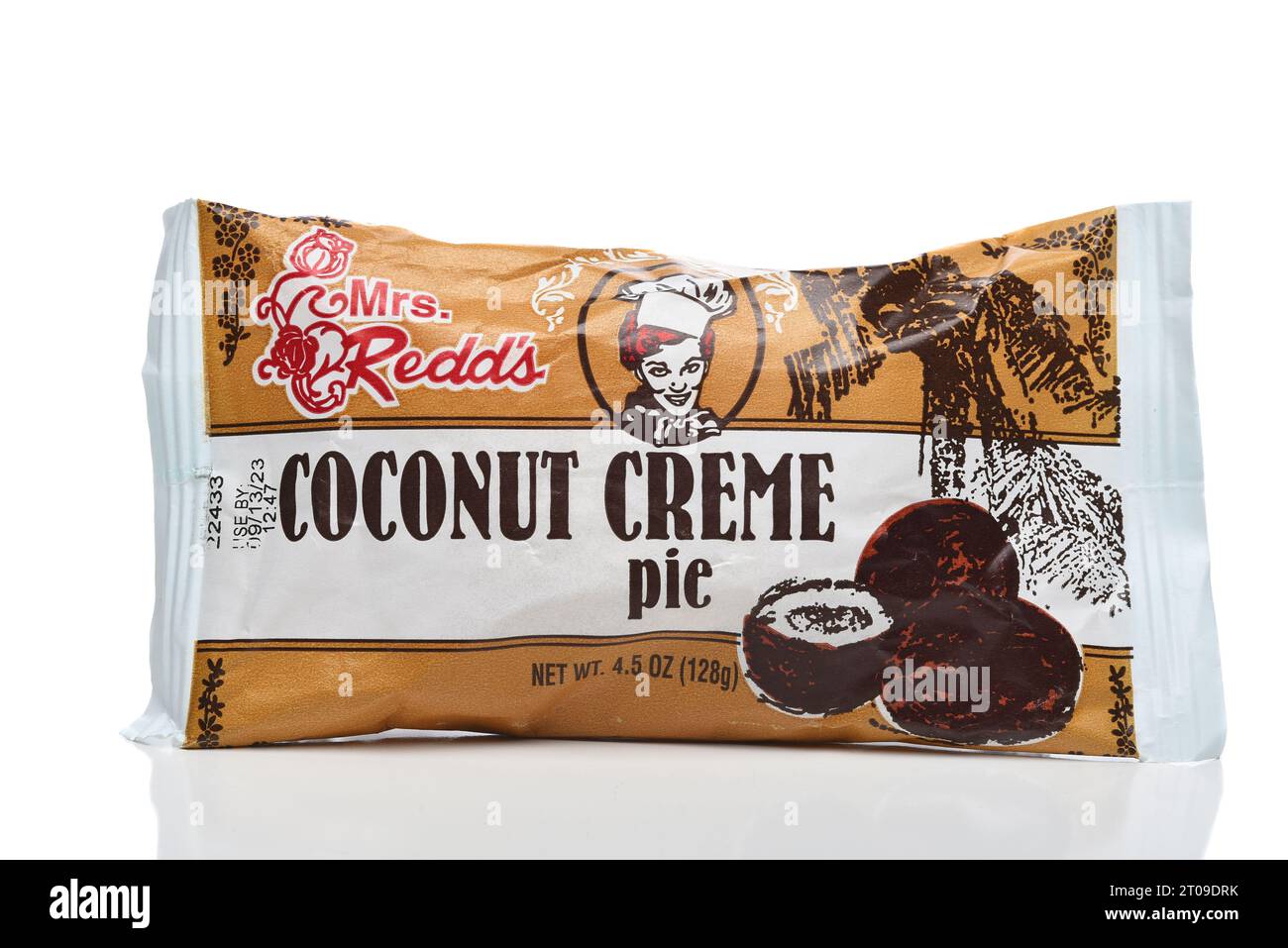 IRVINE, KALIFORNIEN - 4. OKT 2023: Ein Single Serve Coconut Creme Pie von Mrs. Redds. Stockfoto