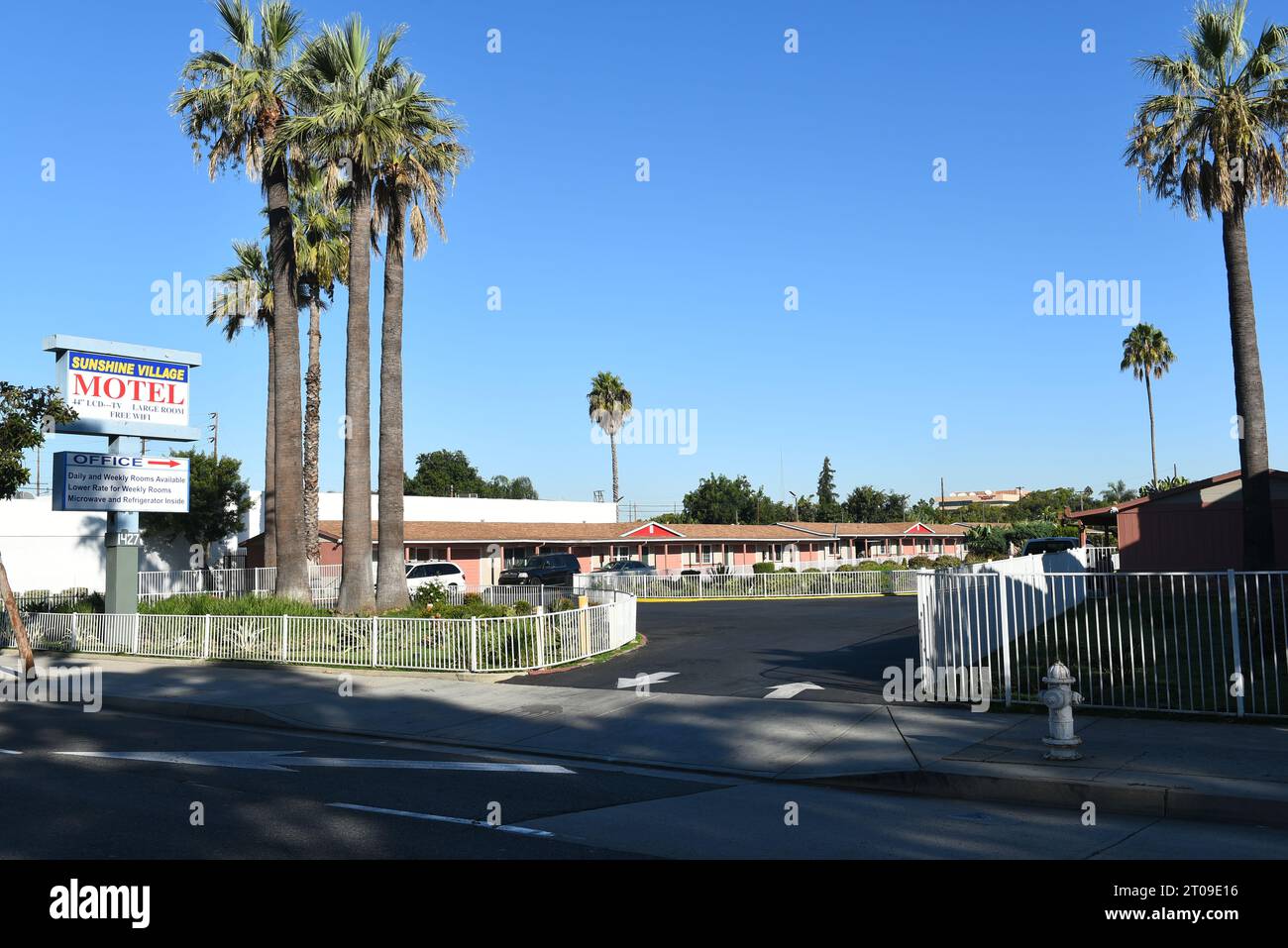SANTA ANA, KALIFORNIEN - 4. OCT 2023: Das Sunshine Village Motel an der 1st Street. Stockfoto