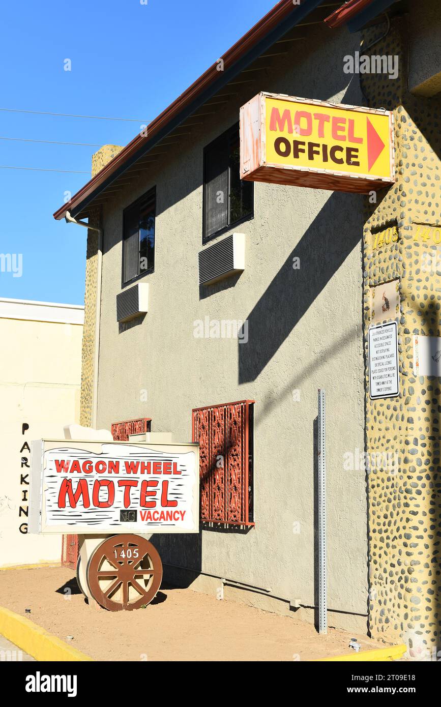 SANTA ANA, KALIFORNIEN - 4. OCT 2023: Motel Office-Schild im Wagon Wheel Motel an der 1st Street. Stockfoto