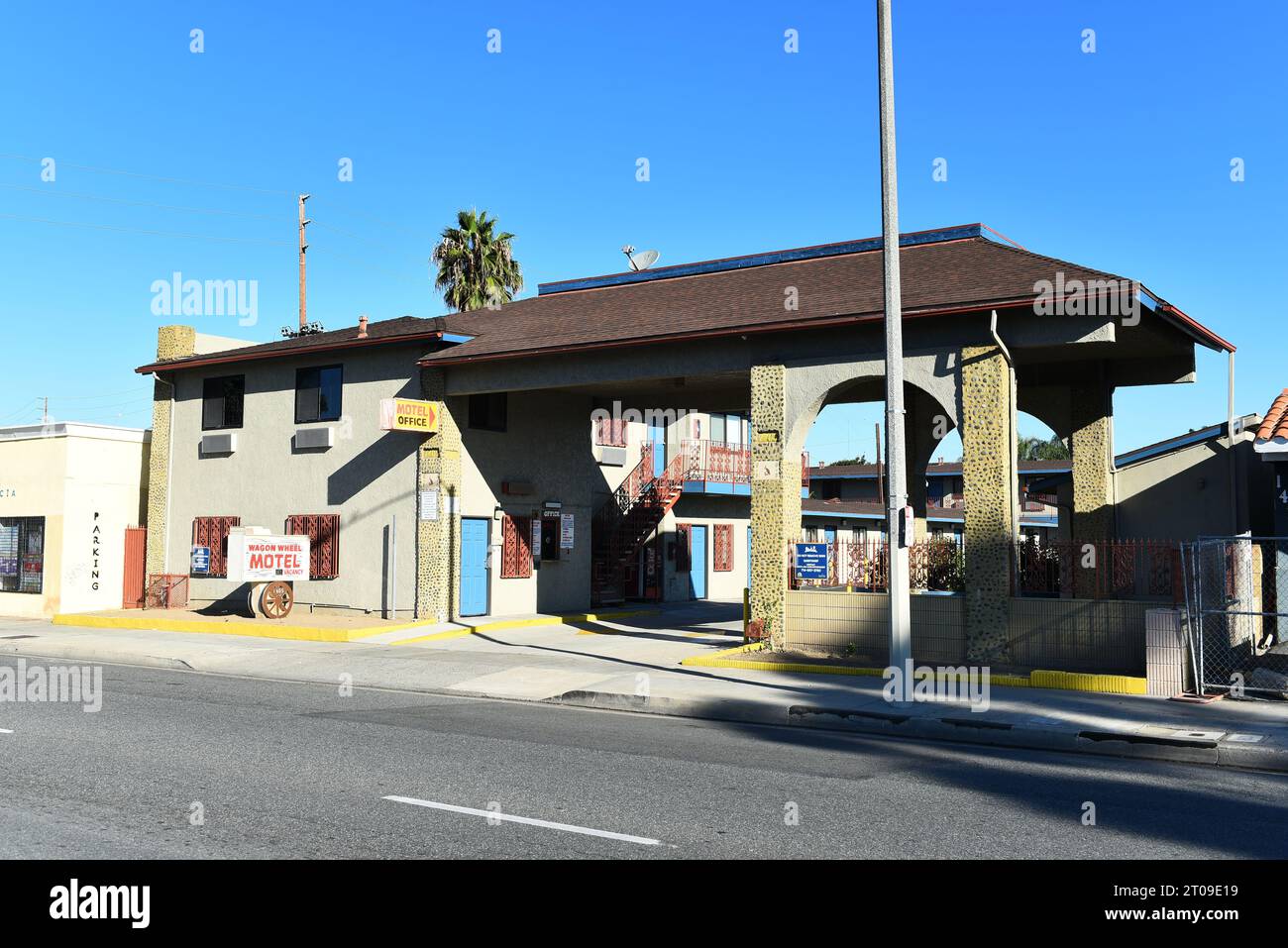 SANTA ANA, KALIFORNIEN - 4. OCT 2023: Das Wagon Wheel Motel an der 1st Street. Stockfoto