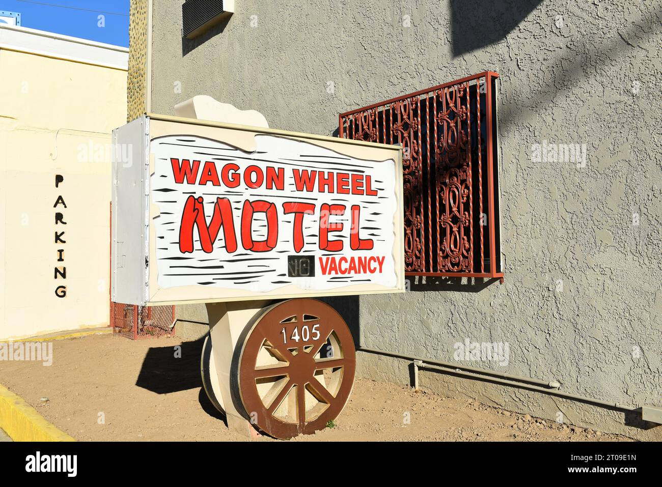 SANTA ANA, KALIFORNIEN - 4. OCT 2023: Nahaufnahme des Wagon Wheel Motel-Schilds an der 1st Street. Stockfoto