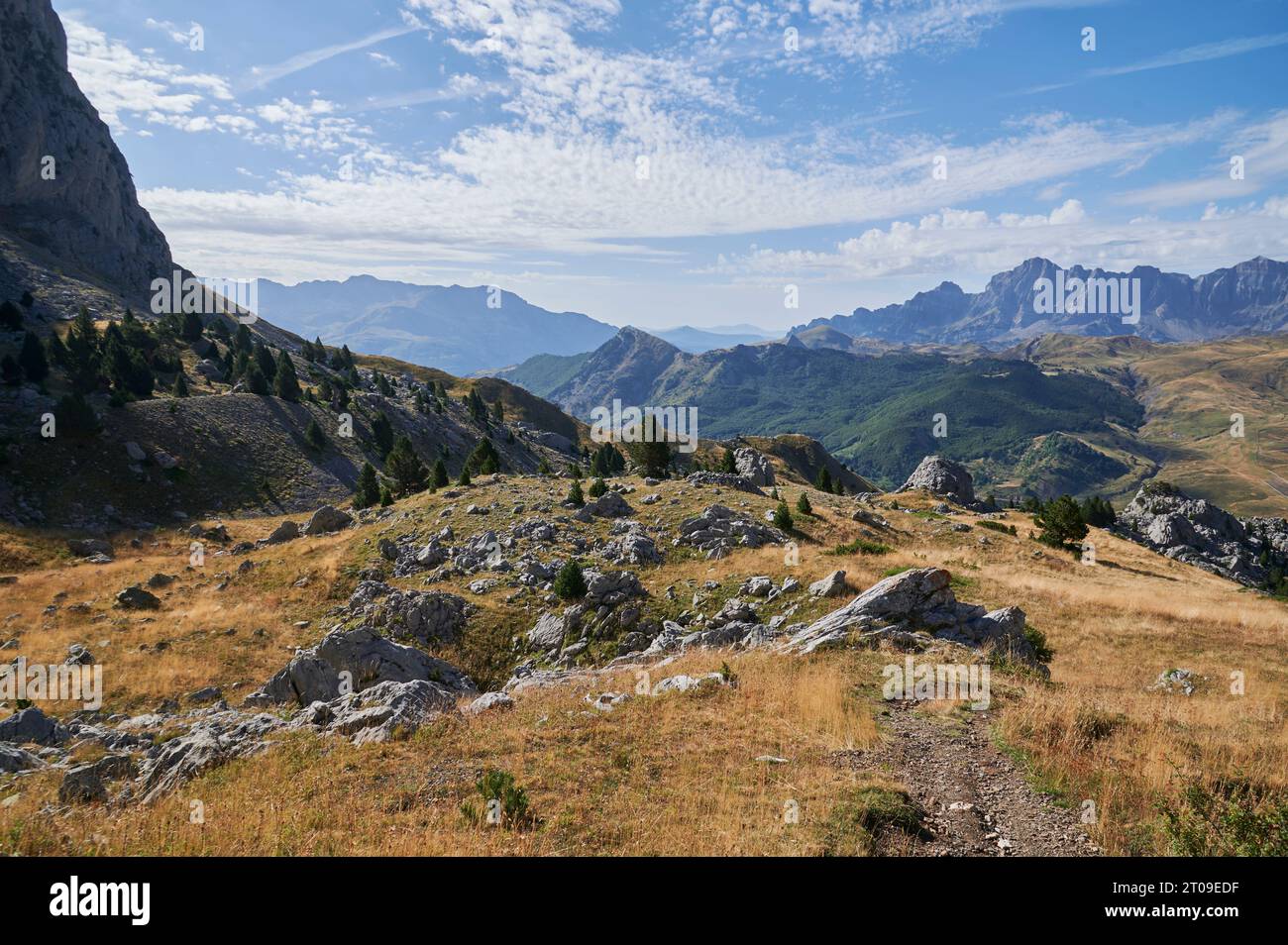 Von oben aus der raue Felswand des Gebirges Pena Foratata bedeckt mit Gras, der sich vor blauem Himmel in der Natur der Aragon Pyrenäen in Spanien befindet Stockfoto