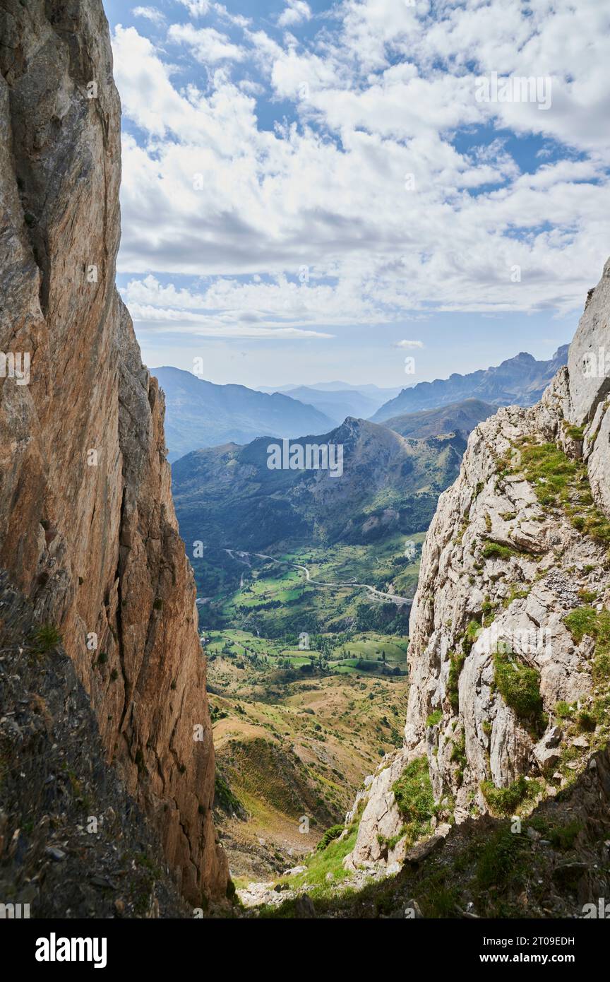 Schlucht mit rauen Riesenfelsen in der Pena Foratata Bergkette, die sich vor blauem Himmel in der Natur der Aragon Pyrenäen in Spanien befindet Stockfoto