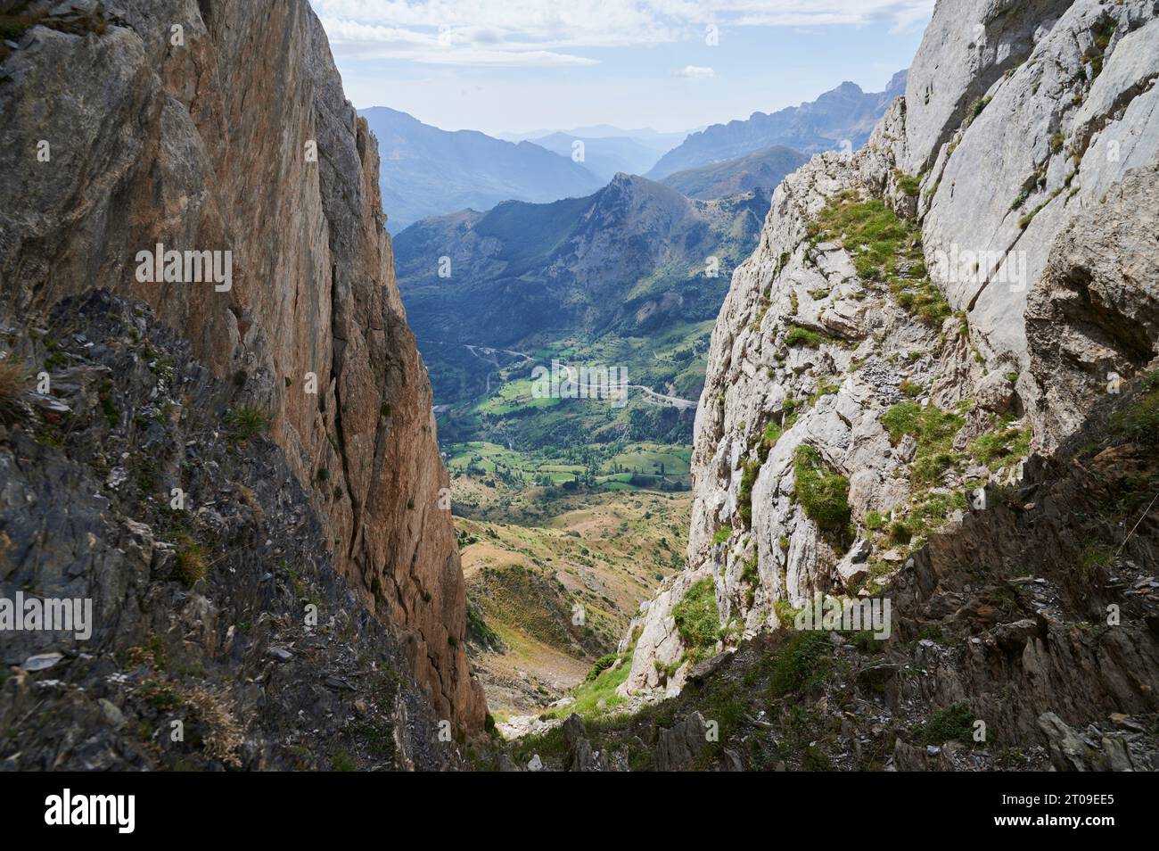 Schlucht mit rauen Riesenfelsen in der Pena Foratata Bergkette, die sich vor blauem Himmel in der Natur der Aragon Pyrenäen in Spanien befindet Stockfoto