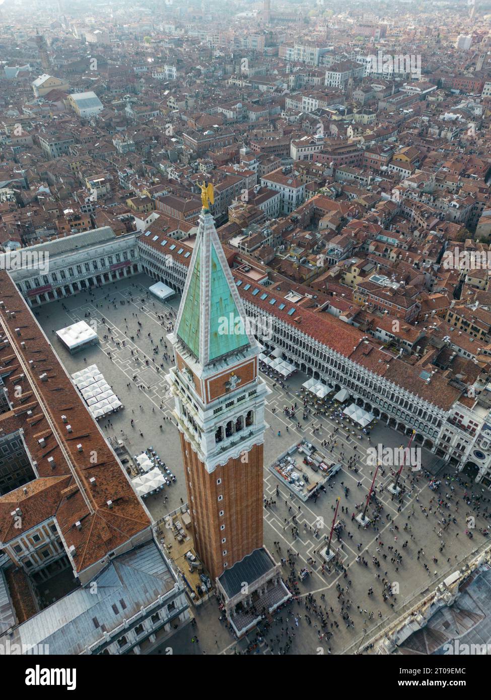 Aus der Vogelperspektive des historischen und geografischen Markusgürmes Platz Basilika Dogenpalast Wohnhäuser in Venedig Italien im Sommersonnenlicht Stockfoto