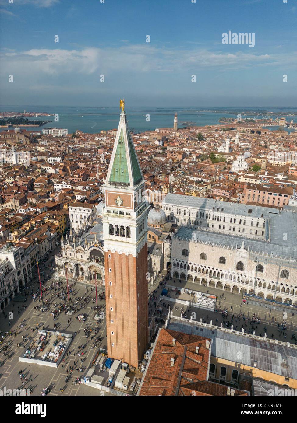 Aus der Vogelperspektive des historischen und geografischen Markusgürmes Platz Basilika Dogenpalast Wohnhäuser in Venedig Italien im Sommersonnenlicht Stockfoto