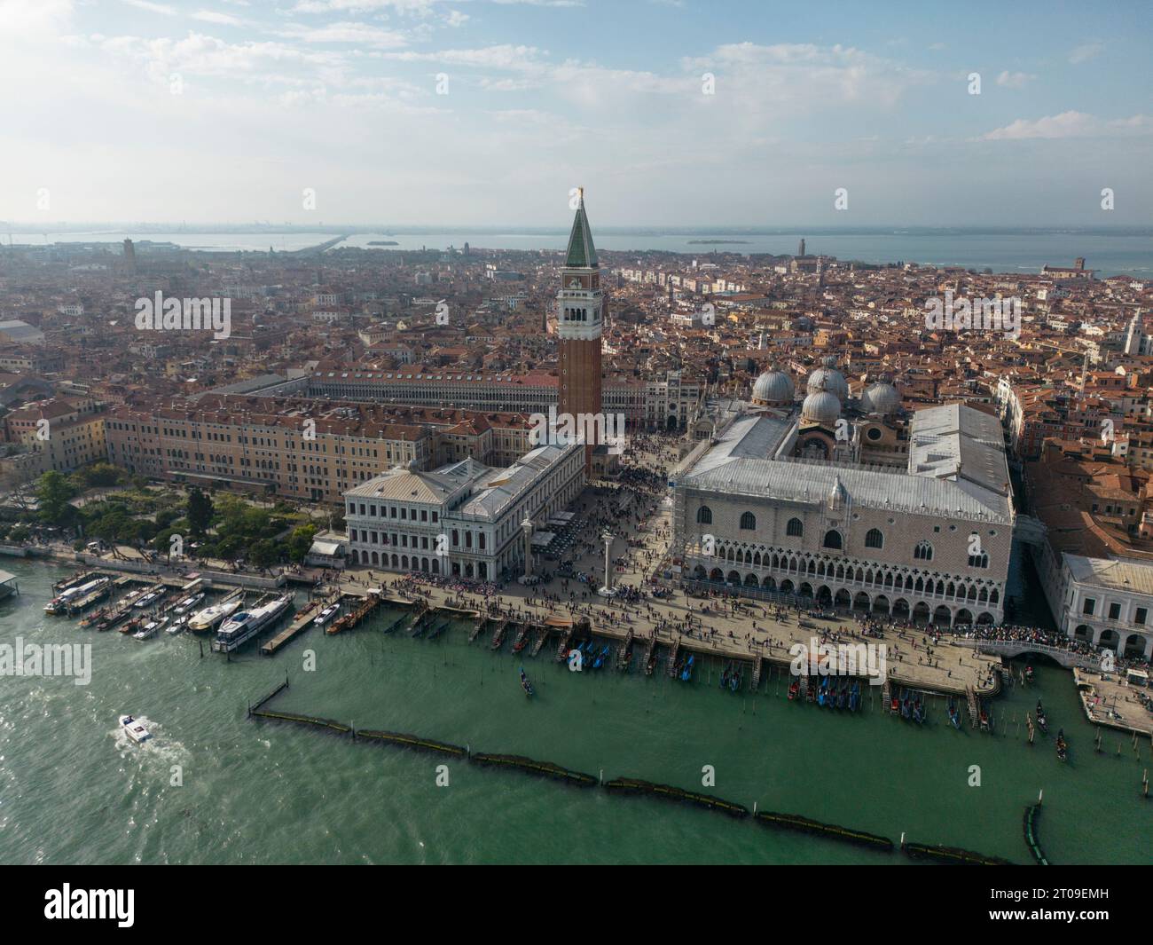 Spektakulärer Blick auf die Stadt Venedig auf der Insel in der Nähe des ruhigen Meeres an sonnigen Tagen Stockfoto