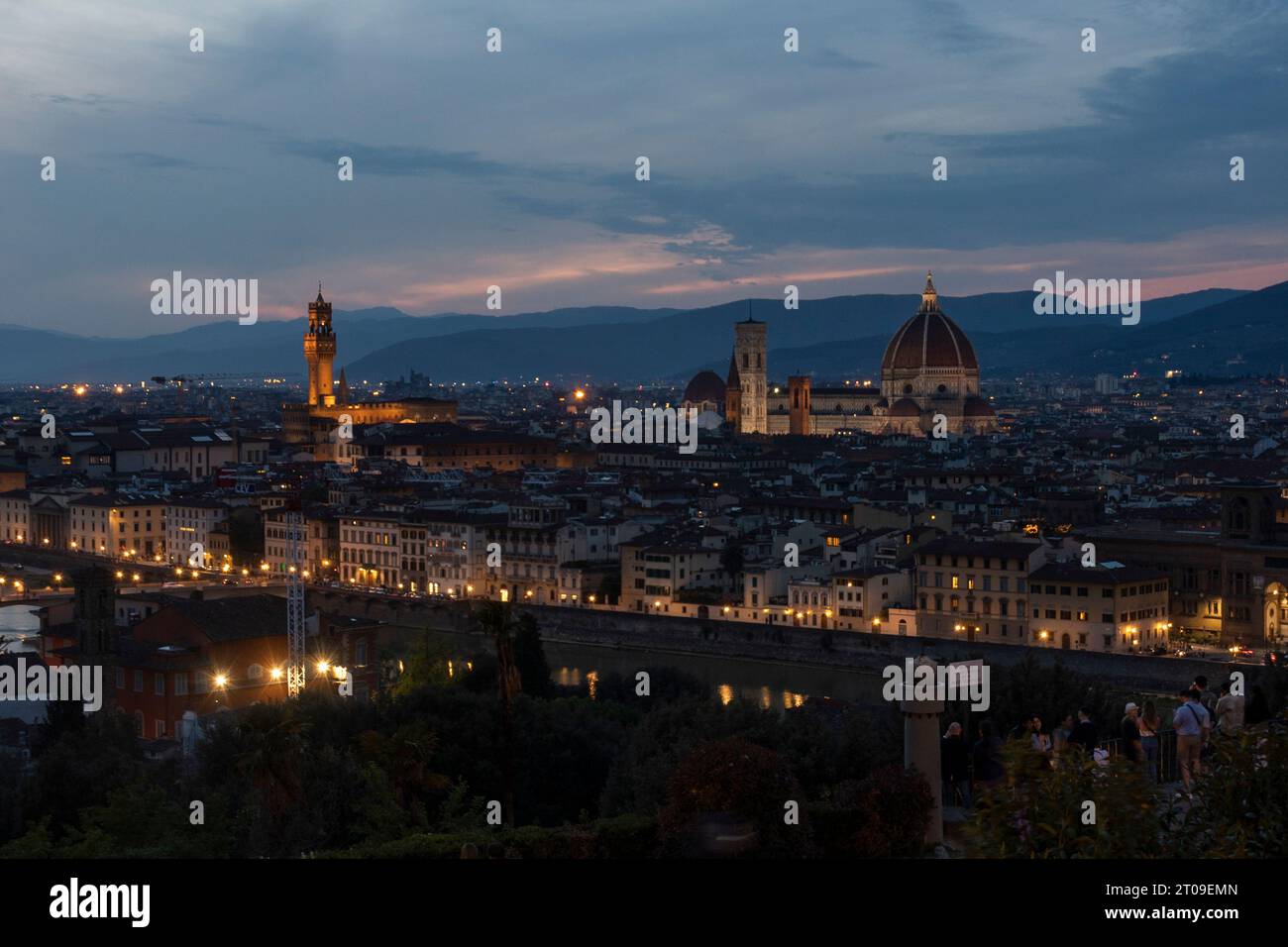 Fantastische Landschaft der Piazzale Michelangelo mit beleuchteten Gebäuden in Florenz unter bewölktem Himmel in der Dämmerung Stockfoto