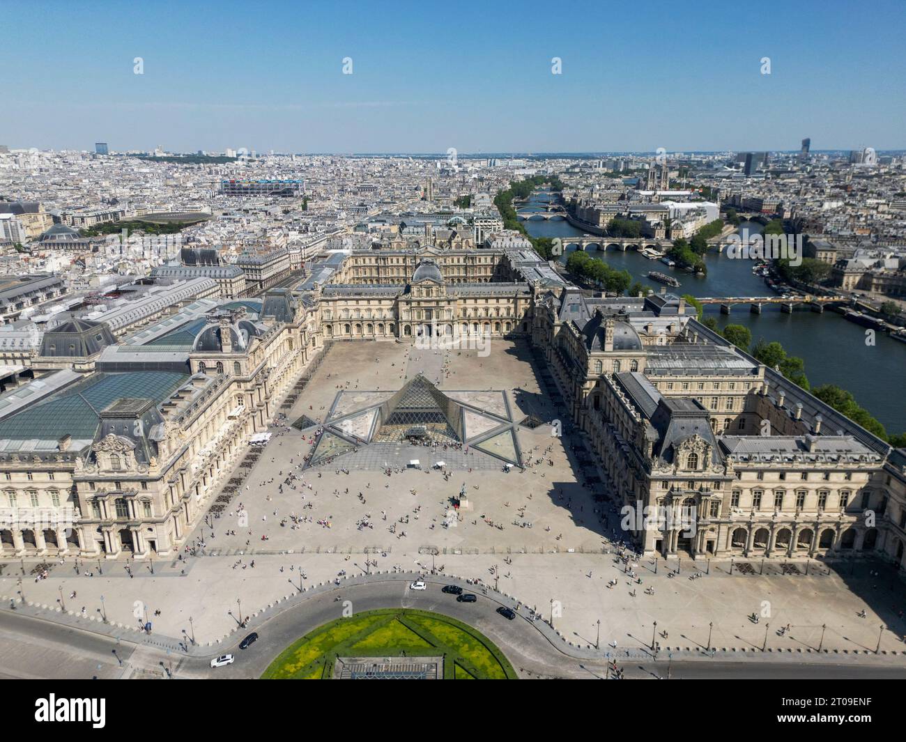 Luftaufnahme des Stadtbildes von Paris mit altem Louvre-Museum vor wolkenlosem blauem Himmel im Sonnenlicht Stockfoto