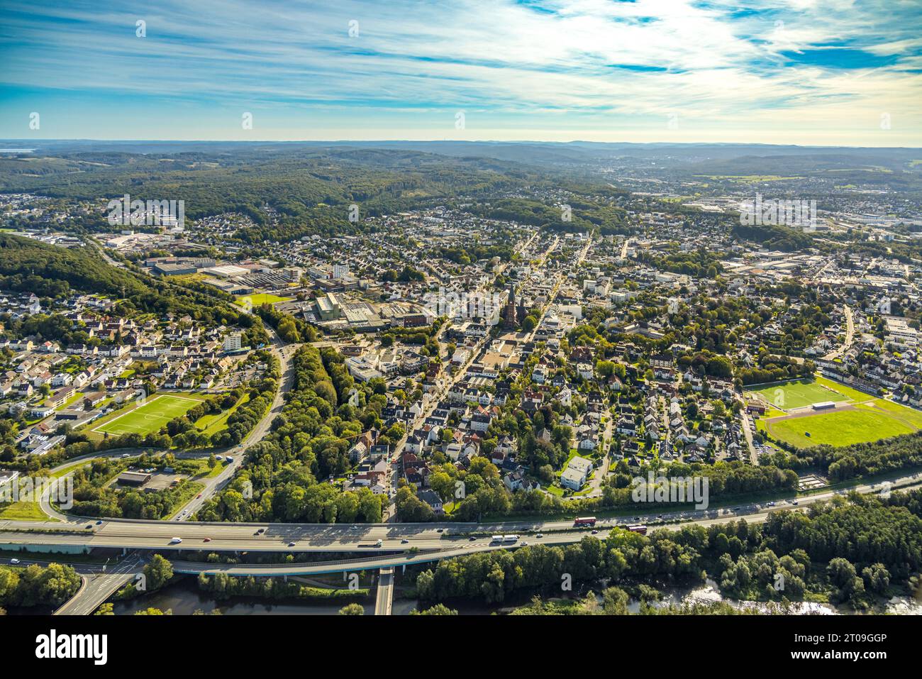 Luftbild, Ortsansicht mit Neheimer Markt und Dom zu Neheim St. Johannes-Baptist, Fernsicht, Neheim, Arnsberg, Sauerland, Nordrhein-Westfalen, Deutschland ACHTUNGxMINDESTHONORARx60xEURO *** aus der Vogelperspektive mit Neheimer Markt und Dom nach Neheim St. Johannes Baptist, Fernsicht, Neheim, Arnsberg, Sauerland, Nordrhein-Westfalen, Deutschland ATTENTIONxMINESTHONORARx60xEURO Credit: Imago/Alamy Live News Stockfoto