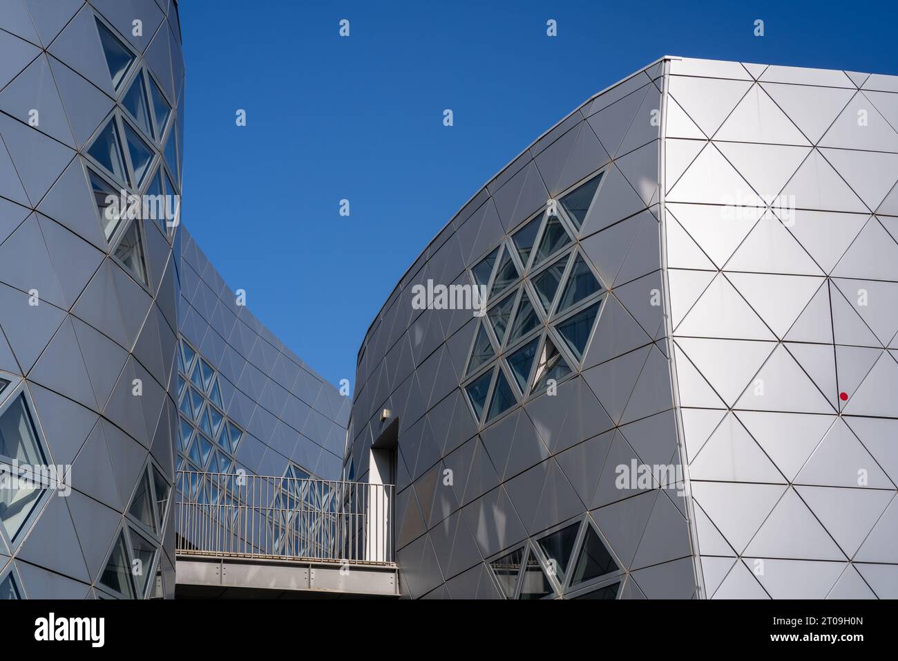 Montpellier, Frankreich - 09 23 2023 : Detailansicht der modernen geometrischen Architektur des Lycée Georges Frêche in Port Marianne von Massimiliano Fuksas Stockfoto