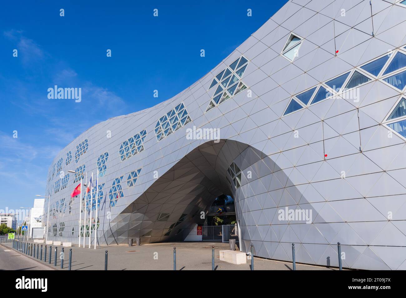 Montpellier, Frankreich - 10 01 2023 : Stadtblick auf die Fassade des Lycée Georges Frêche in Port Marianne, zeitgenössische Architektur von Massimiliano Fuksas Stockfoto