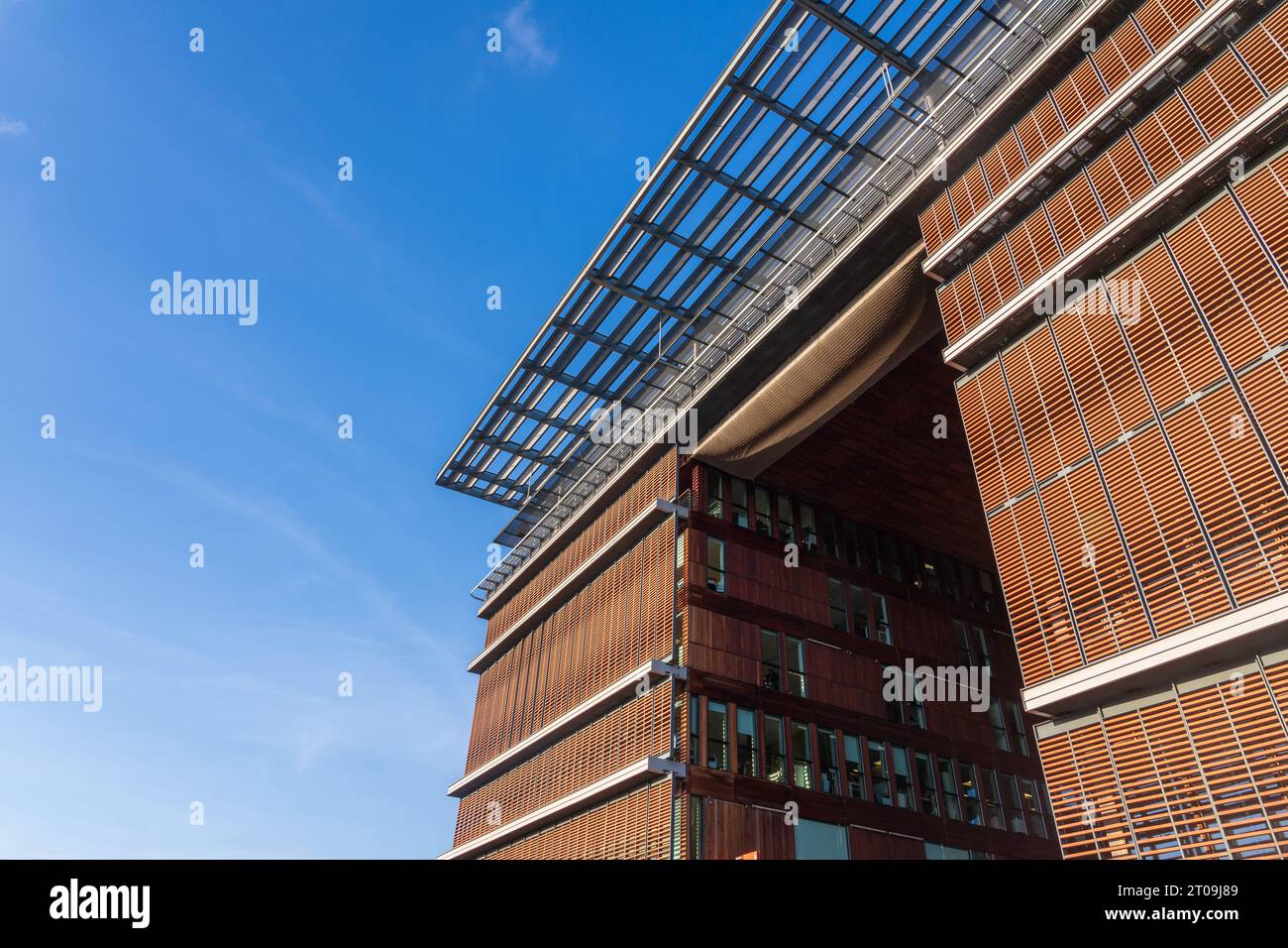 Toulouse, Frankreich - 01 30 2023 : Niedrigwinkelansicht der modernen Medienbibliothek Jose Cabanis - zeitgenössische Architektur von Jean-Pierre Buffi Stockfoto