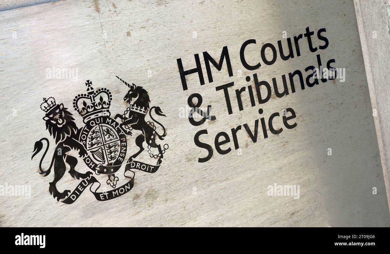Schild für HM Courts & Tribunals Service (HMCTS) im Old Post Office, 2 The Esplanade, Rochdale OL16 1AE, Greater Manchester, England, UK. Stockfoto