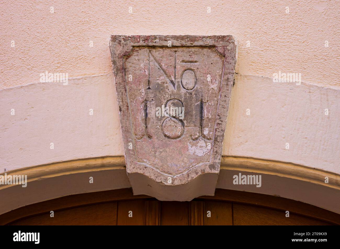Nr. 181 auf dem Deckstein eines historischen Bogens in der Altstadt von Pirna, Sächsische Schweiz, Sachsen, Deutschland. Stockfoto