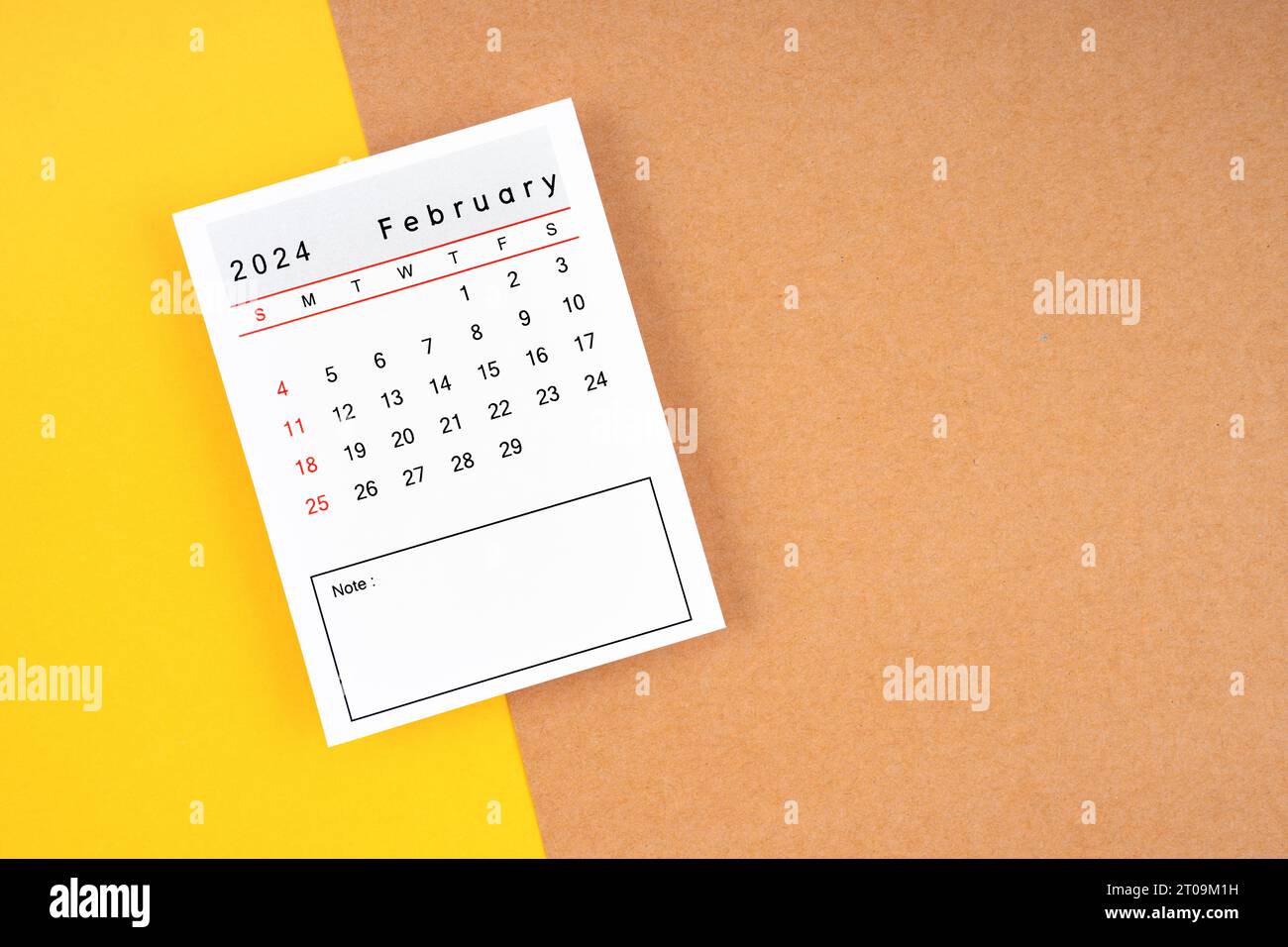 Kalenderseite für Februar 2024 auf gelbem und braunem Hintergrund. Stockfoto