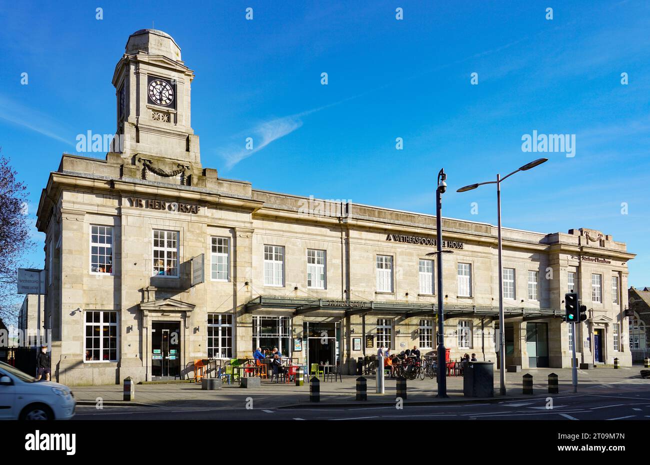 Yr Hen Orsaf (Old Station) Aberystwyth, Ceredigion, Mid Wales. Ein Wetherspoon Pub. Bild im Mai 2023. Stockfoto