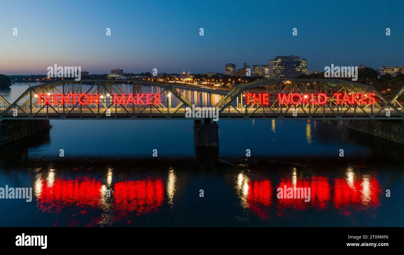 Untere Trenton Bridge bei Sonnenaufgang. Die Lower Trenton Bridge, auch bekannt als Lower Free Bridge, Warren Street Bridge oder Trenton Makes Bridge, überspannt Del Stockfoto