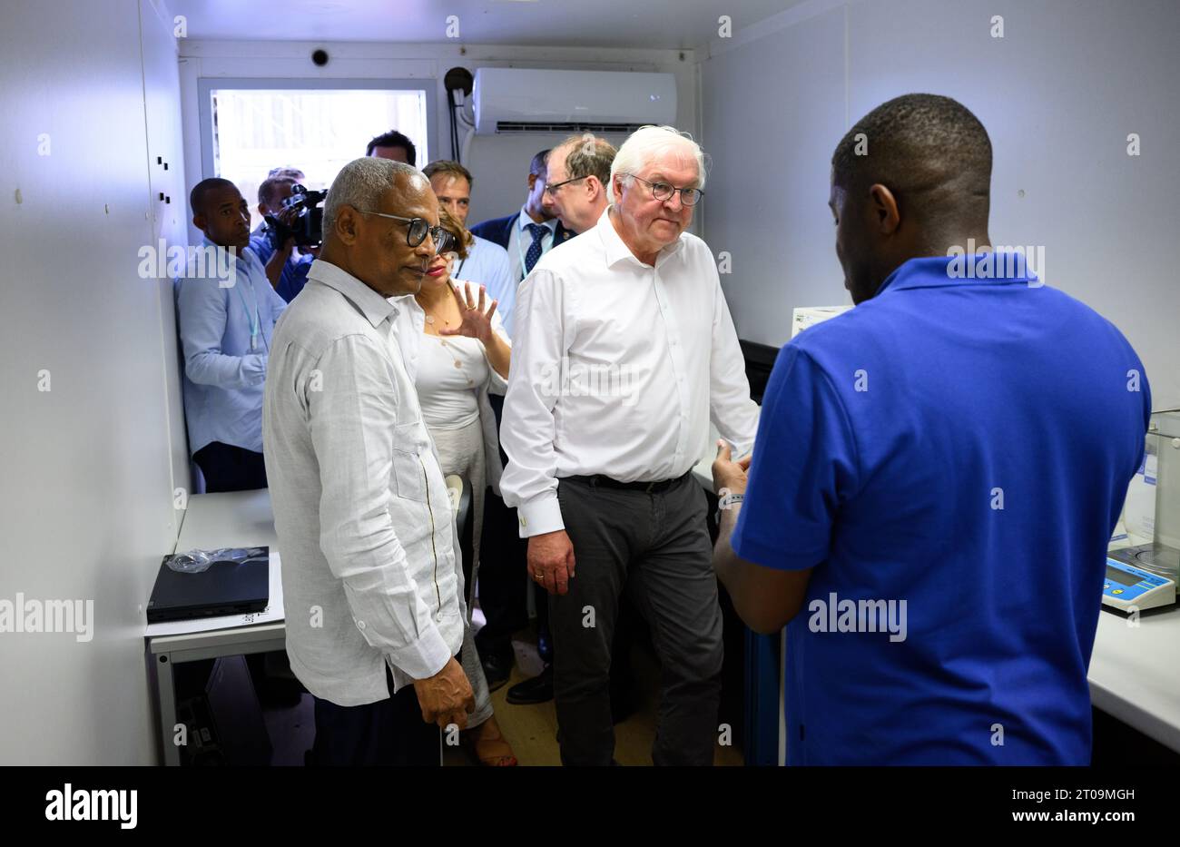 Mindelo, Kap Verde. Oktober 2023. Der deutsche Präsident Frank-Walter Steinmeier (m) und José Maria Pereira Neves (l), Präsident von Kap Verde, besuchen das Atmosphärenobservatorium Kap Verde (CVAO). Präsident Steinmeier ist zu einem zweitägigen Staatsbesuch in der Republik Kap Verde (Cabo Verde). Quelle: Bernd von Jutrczenka/dpa/Alamy Live News Stockfoto