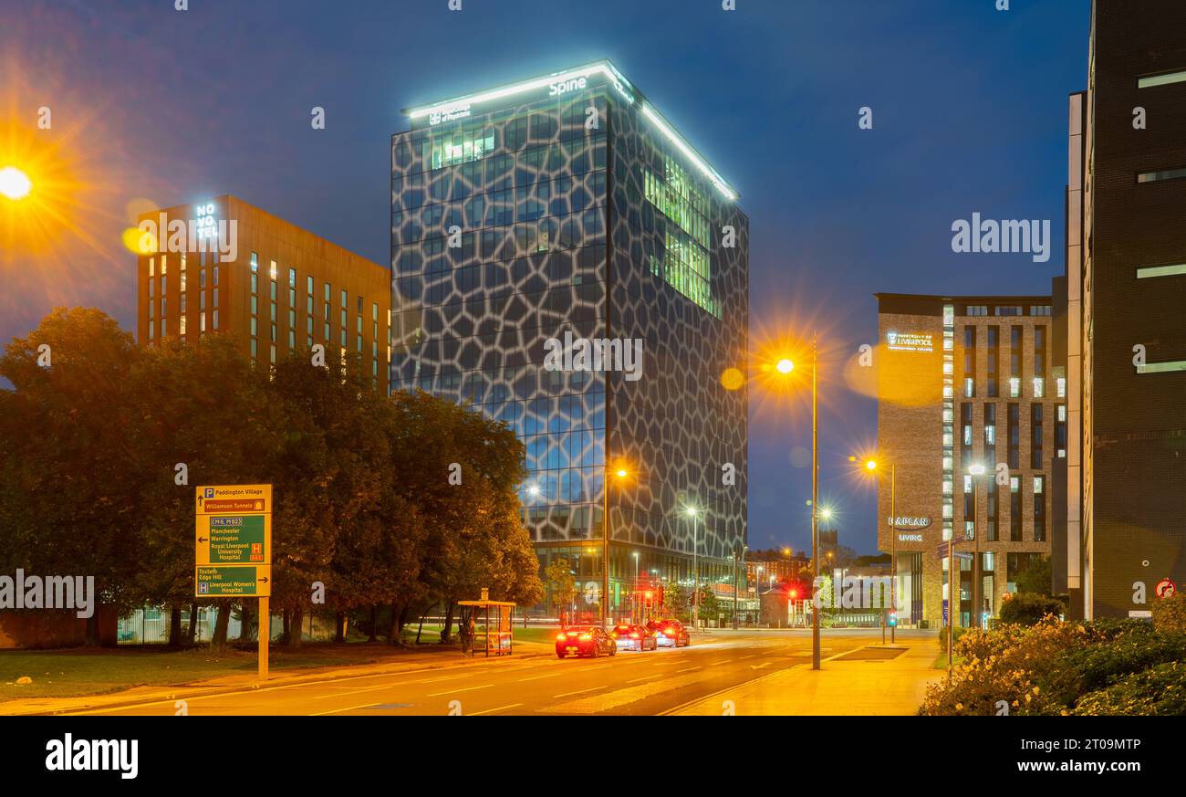 Novotel, The Spire und Kaplan Living Buildings, in Grove St, Paddington Village, Liverpool. Aufgenommen im September 2023. Stockfoto