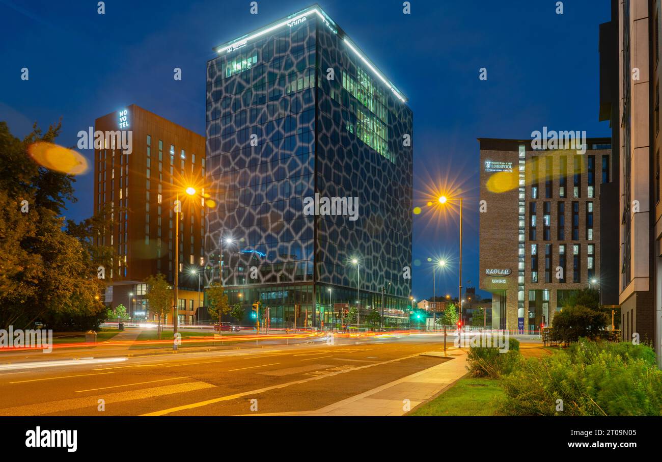 Novotel, The Spire und Kaplan Living Buildings, in Grove St, Paddington Village, Liverpool. Aufgenommen im September 2023. Stockfoto