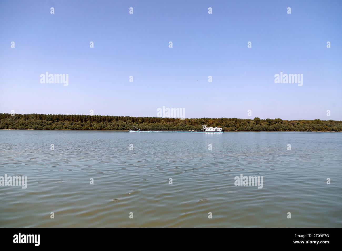 Ein Binnenschiff, das die Donau hinunterfährt Stockfoto