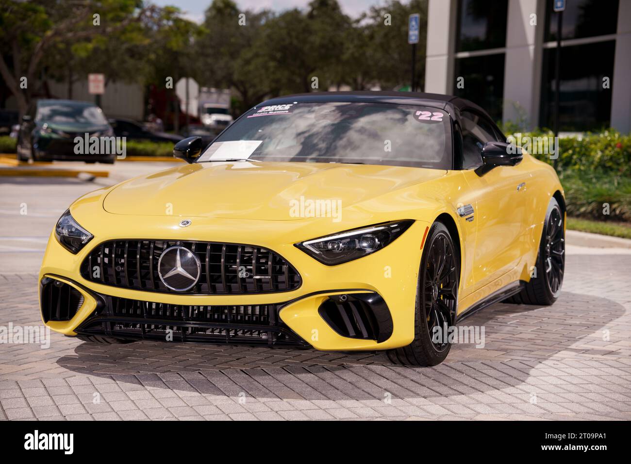 Fort Lauderdale, FL, USA – 4. Oktober 2023: Stockbild eines gelben Mercedes Benz AMG SL Roadster Roadsters 2022 Stockfoto