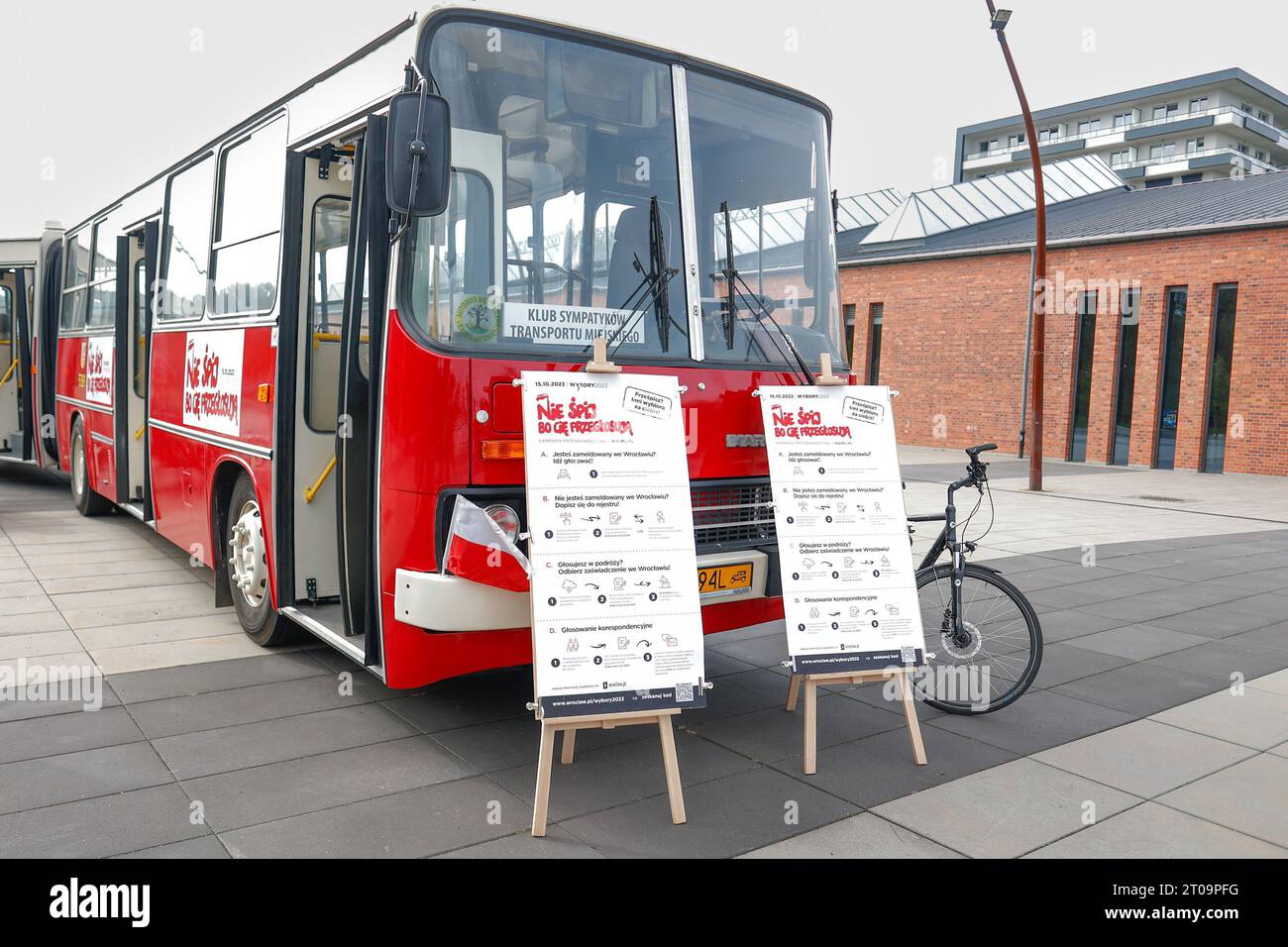 Breslau, Breslau, Polen. Oktober 2023. Die ersten Busse der ungarischen Marke „Ikarus“ erschienen vor 42 Jahren auf den Straßen von WrocÅ‚aw. Am 5. Oktober 2023 erscheint wieder eine der Exemplare des Fördervereins öffentlicher Verkehrsmittel in der Stadt Breslau, um bei der Eintragung in das Wählerverzeichnis zu helfen. Dies bedeutet, dass alle Personen, die nicht in WrocÅ‚aw registriert sind, einen einfachen Antrag ausfüllen können, der es ihnen ermöglicht, am 15. Oktober 2023 in dem Wahllokal zu wählen, das ihrem Wohnort am nächsten ist. (Kreditbild: © Krzysztof Zatycki/ZUMA Press Wire) NUR REDAKTIONELLE VERWENDUNG! Nicht für com Stockfoto