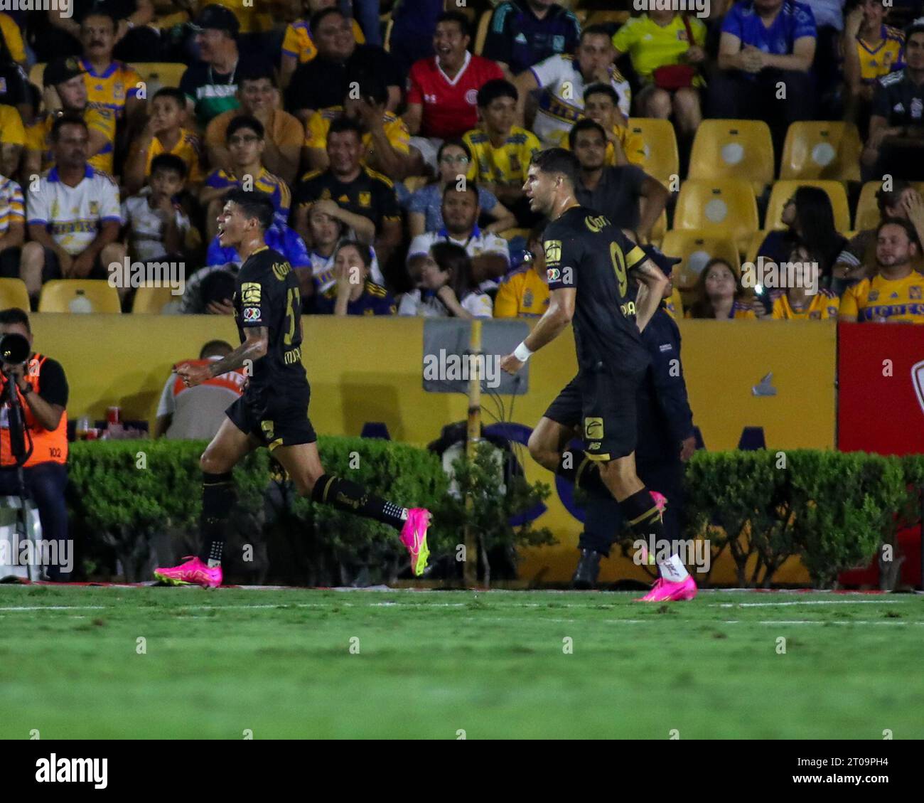 Monterrey, Mexiko. Oktober 2023. Oktober 2023; Monterrey, Nuevo León, Mexiko, Estádio Universitário; Liga BBVA MX Runde 11 Spiel zwischen Club Tigres UANL und Toluca. Toluca-Spieler feiern den späten Equalizer. Obligatorischer Credit: Toby Tande Credit: Px Images/Alamy Live News Stockfoto