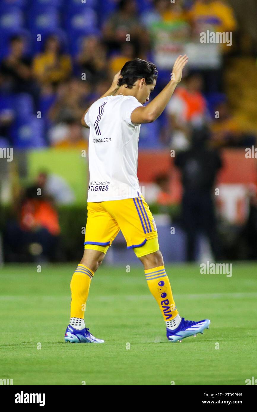 Monterrey, Mexiko. Oktober 2023. Oktober 2023; Monterrey, Nuevo León, Mexiko, Estádio Universitário; Liga BBVA MX Runde 11 Spiel zwischen Club Tigres UANL und Toluca. #16 Mittelfeldspieler Tigres, Diego Lainez betet vor dem Spiel. Obligatorischer Credit: Toby Tande/PXimages Credit: PX Images/Alamy Live News Stockfoto