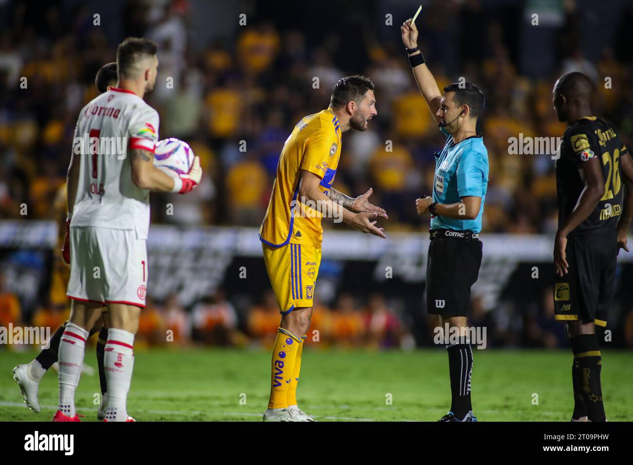 Monterrey, Mexiko. Oktober 2023. Oktober 2023; Monterrey, Nuevo León, Mexiko, Estádio Universitário; Liga BBVA MX Runde 11 Spiel zwischen Club Tigres UANL und Toluca. #10 Angreifer Tigres, André Pierre Gignac stimmt nicht mit dem Schiedsrichter über die gelbe Karte zum Tauchen überein. Obligatorischer Credit: Toby Tande Credit: Px Images/Alamy Live News Stockfoto